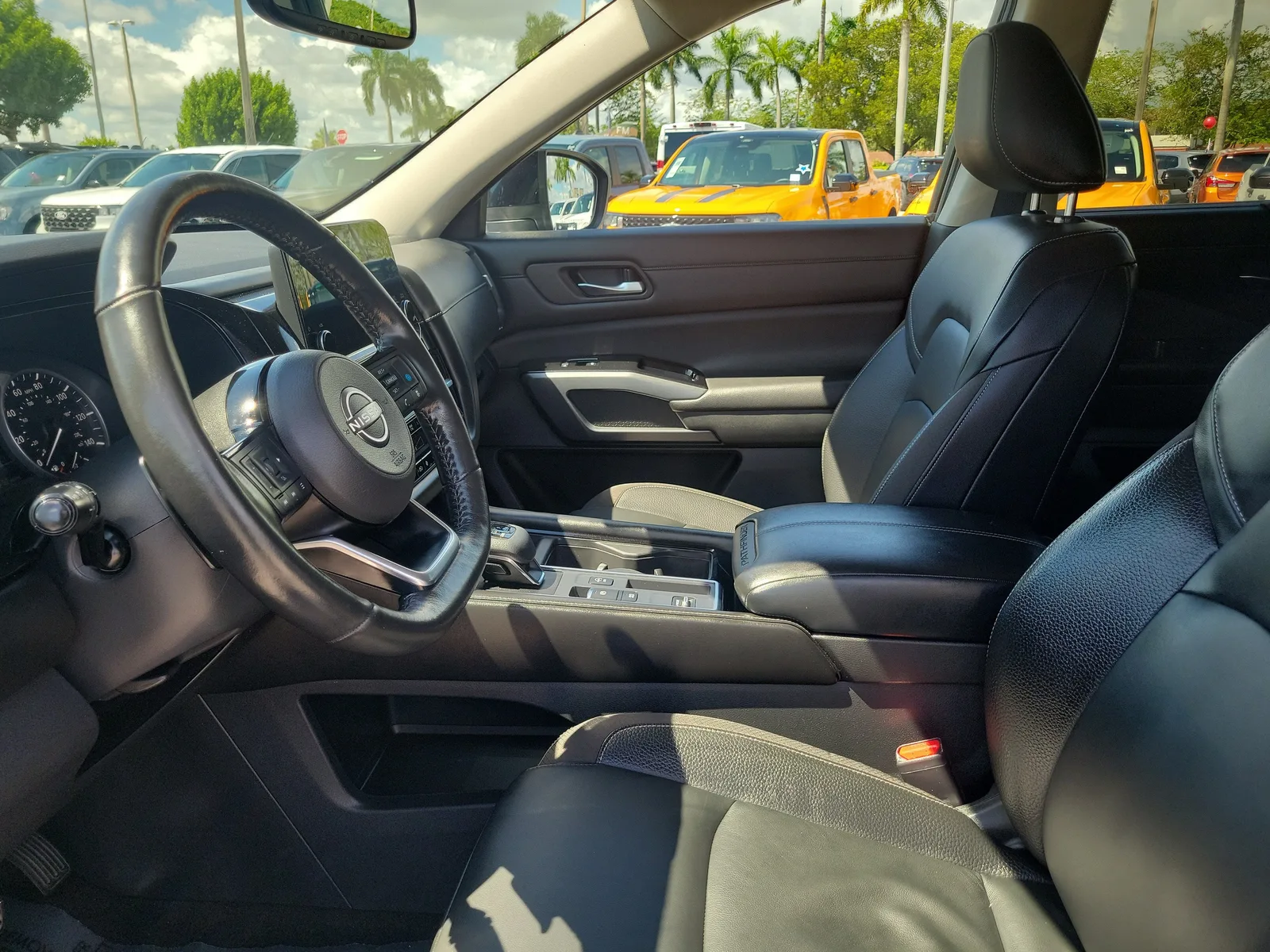 2022 Nissan Pathfinder SL photo 9