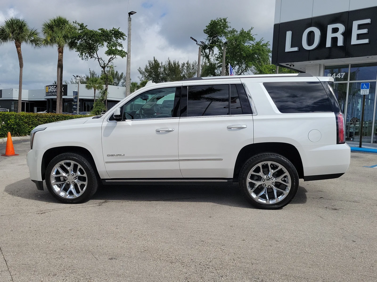 2020 GMC Yukon Denali photo 8