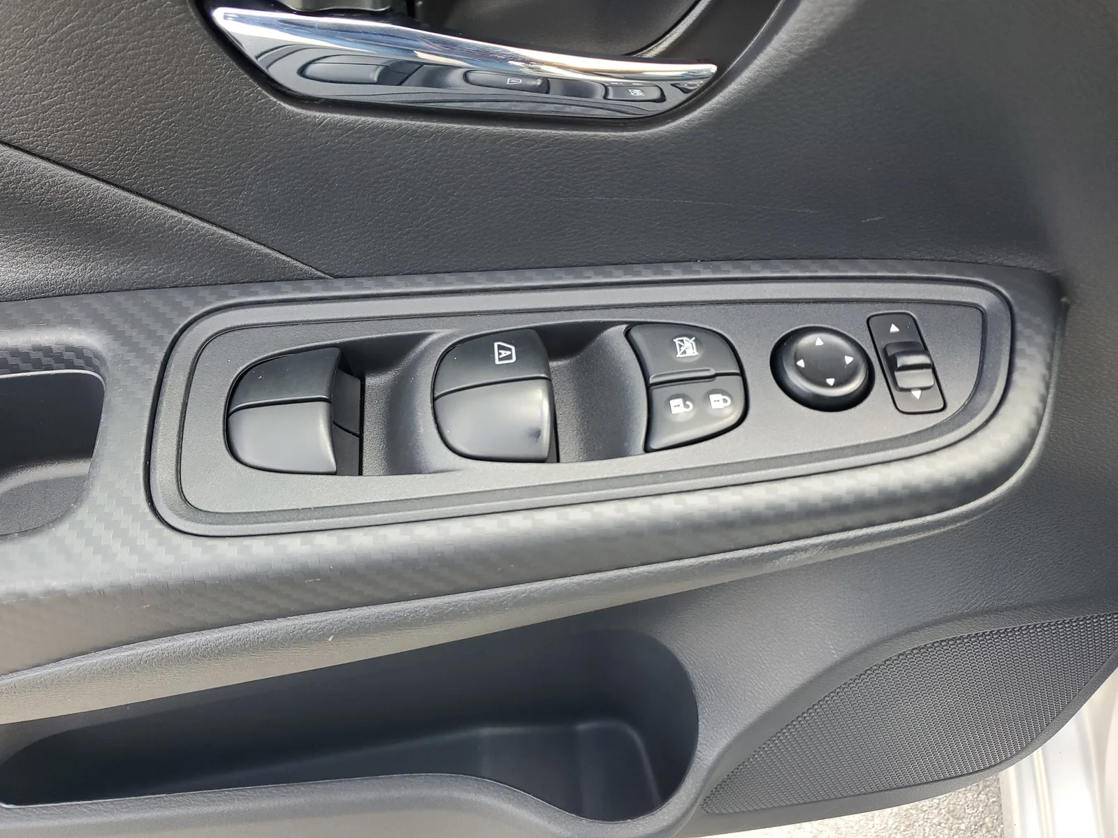 2025 Nissan Versa SV photo 25