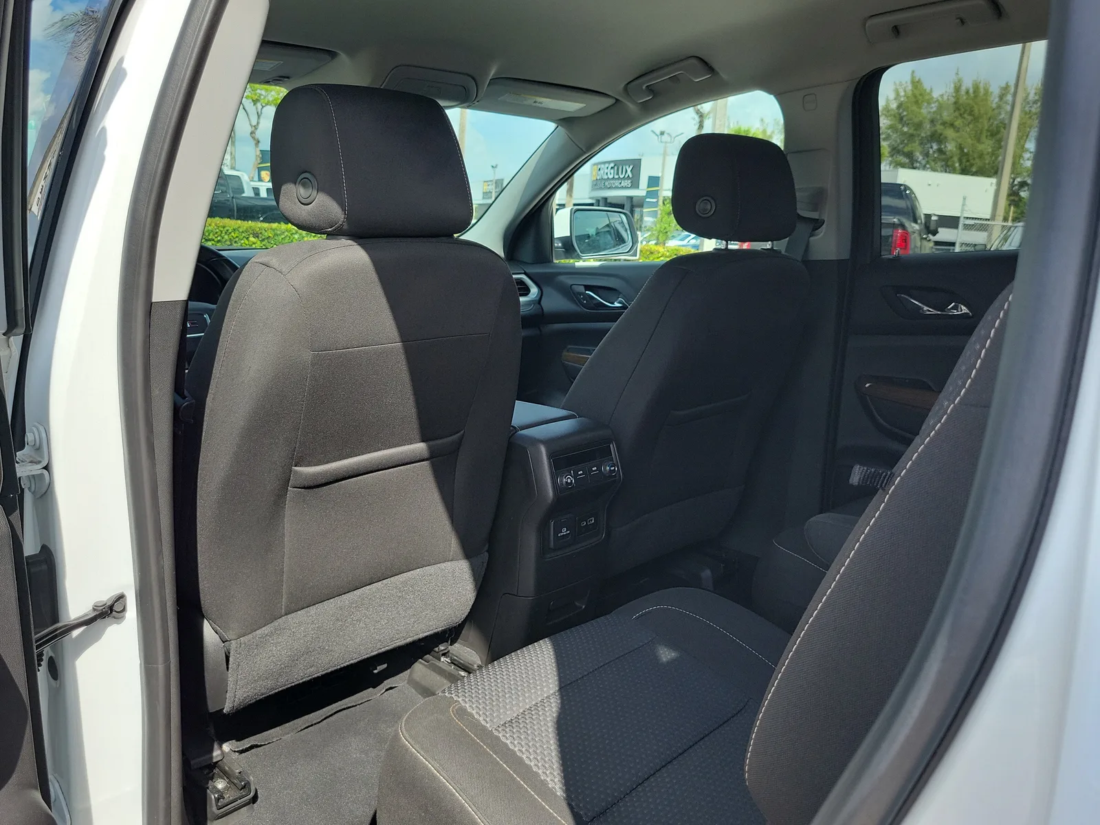 2023 GMC Acadia SLE photo 14
