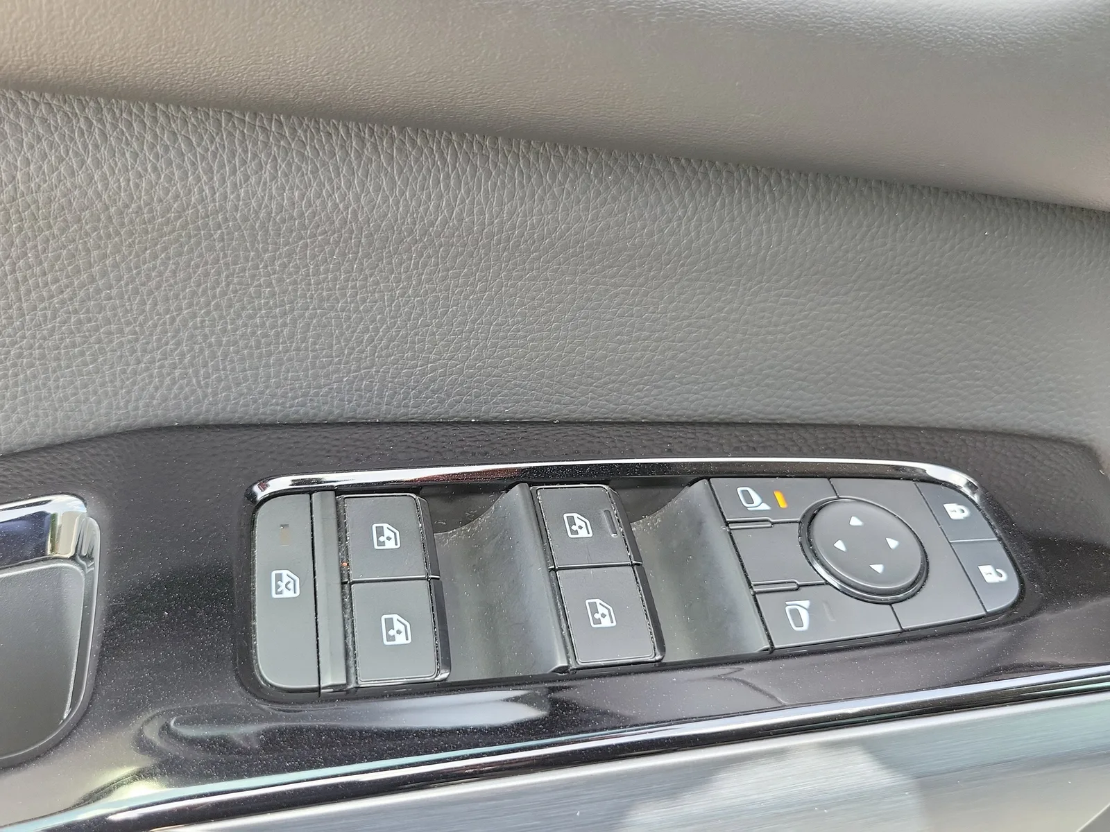 2025 Nissan Pathfinder SL photo 28