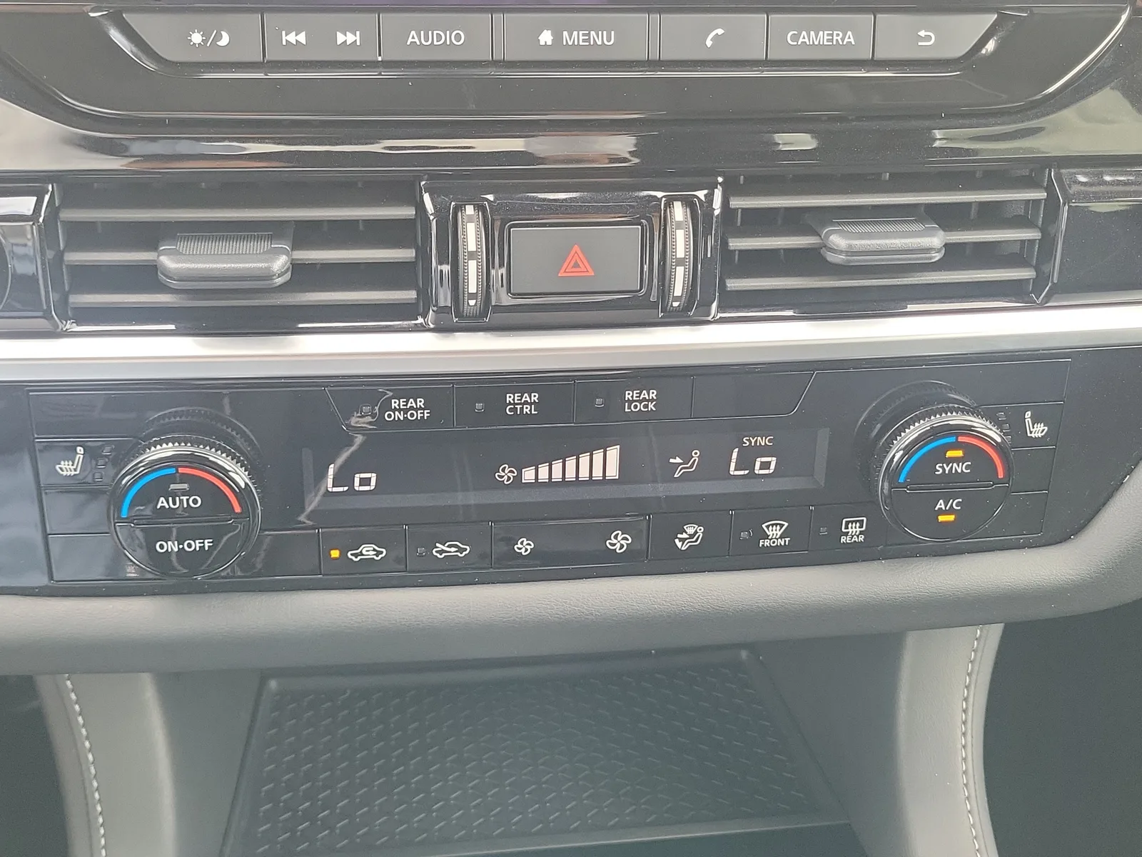 2025 Nissan Pathfinder SV photo 28