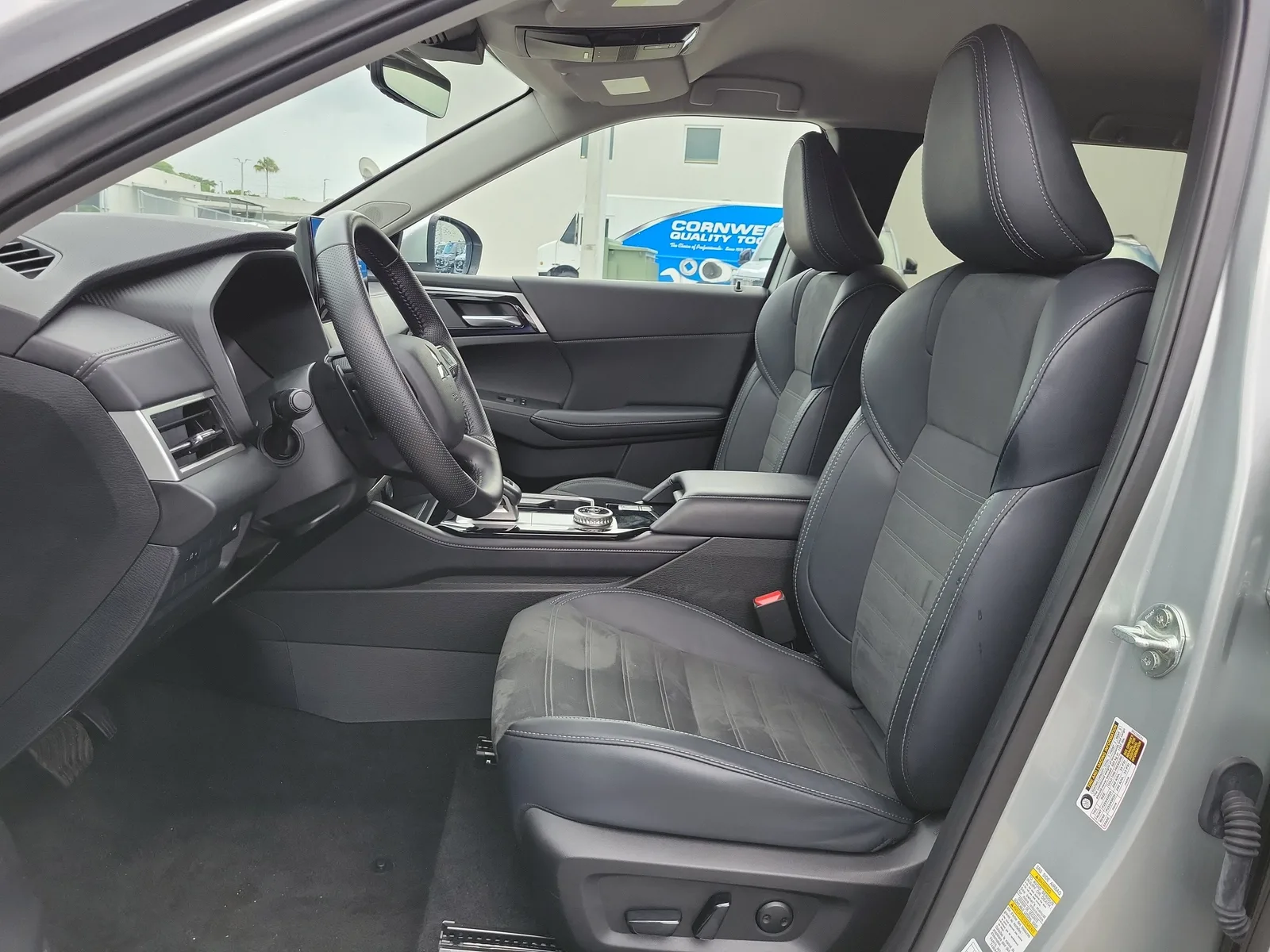2025 Mitsubishi Outlander SE photo 11