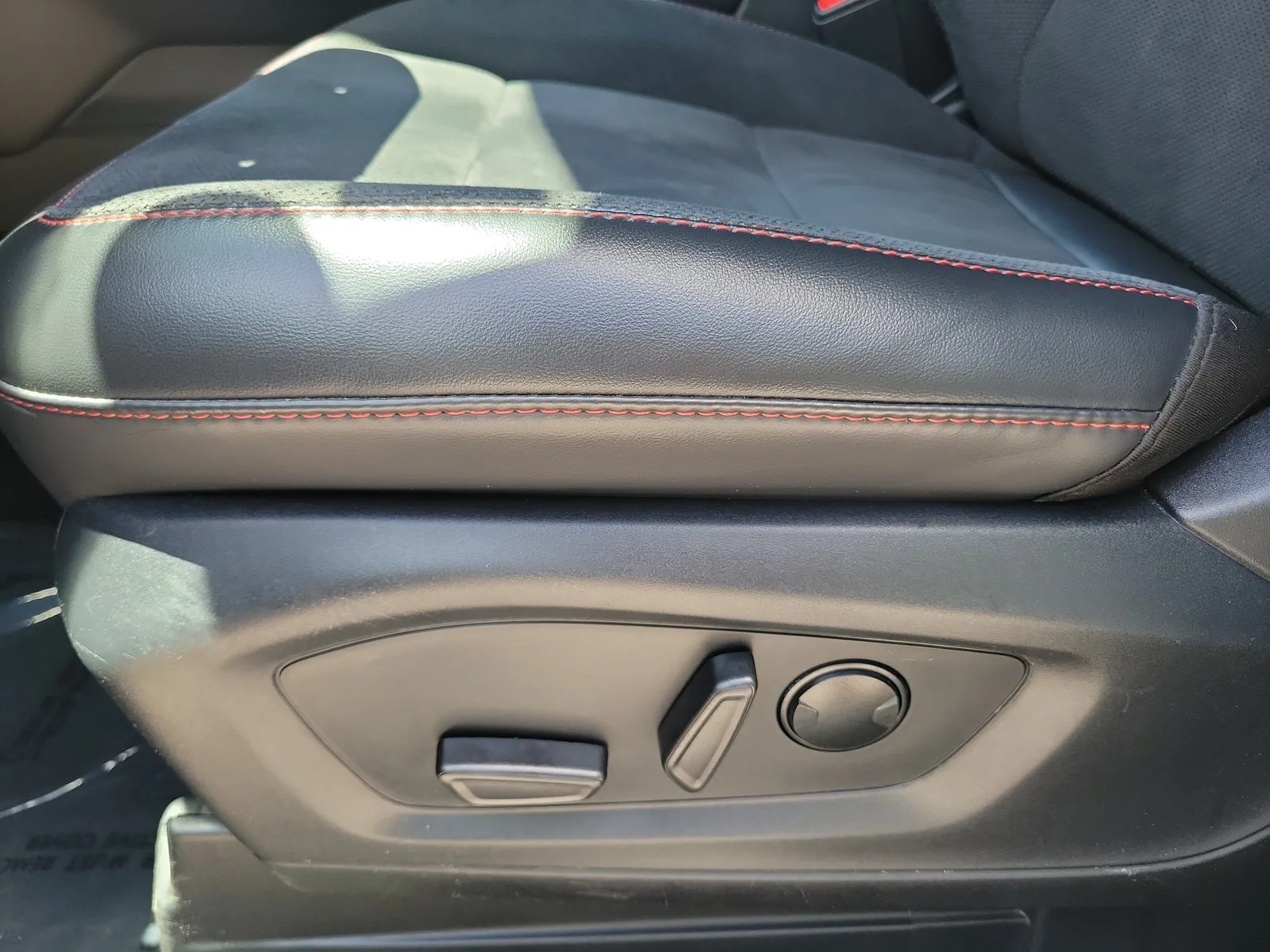 2025 Ford Explorer ST photo 12