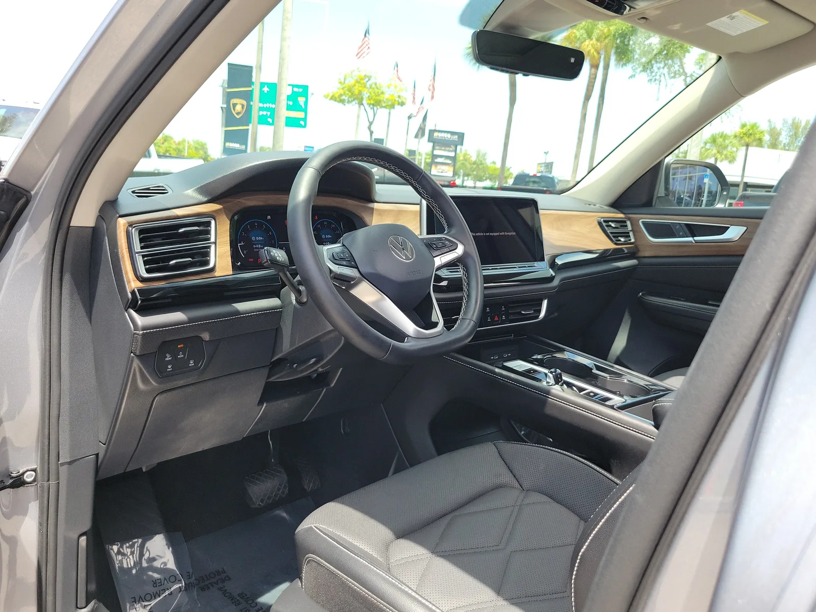2024 Volkswagen Atlas 2.0T SE w/Technology photo 9