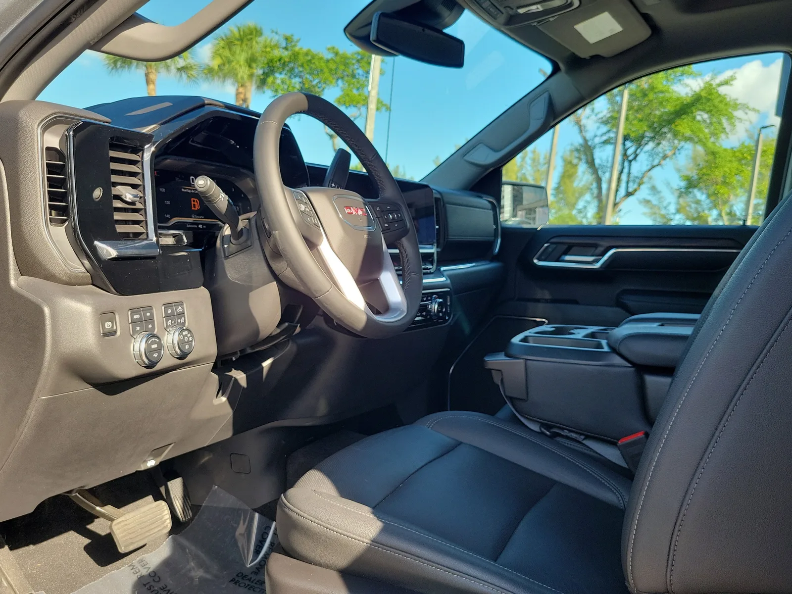 2024 GMC Sierra 1500 SLT photo 9