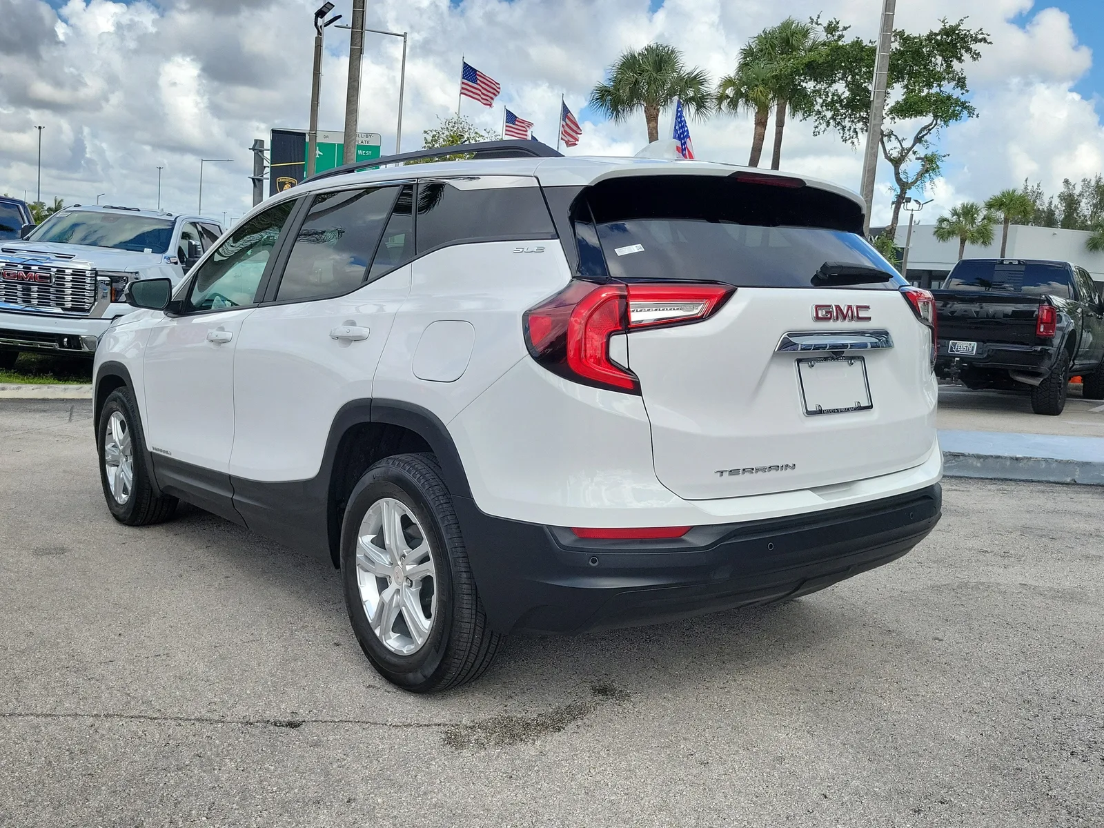 2024 GMC Terrain SLE photo 8
