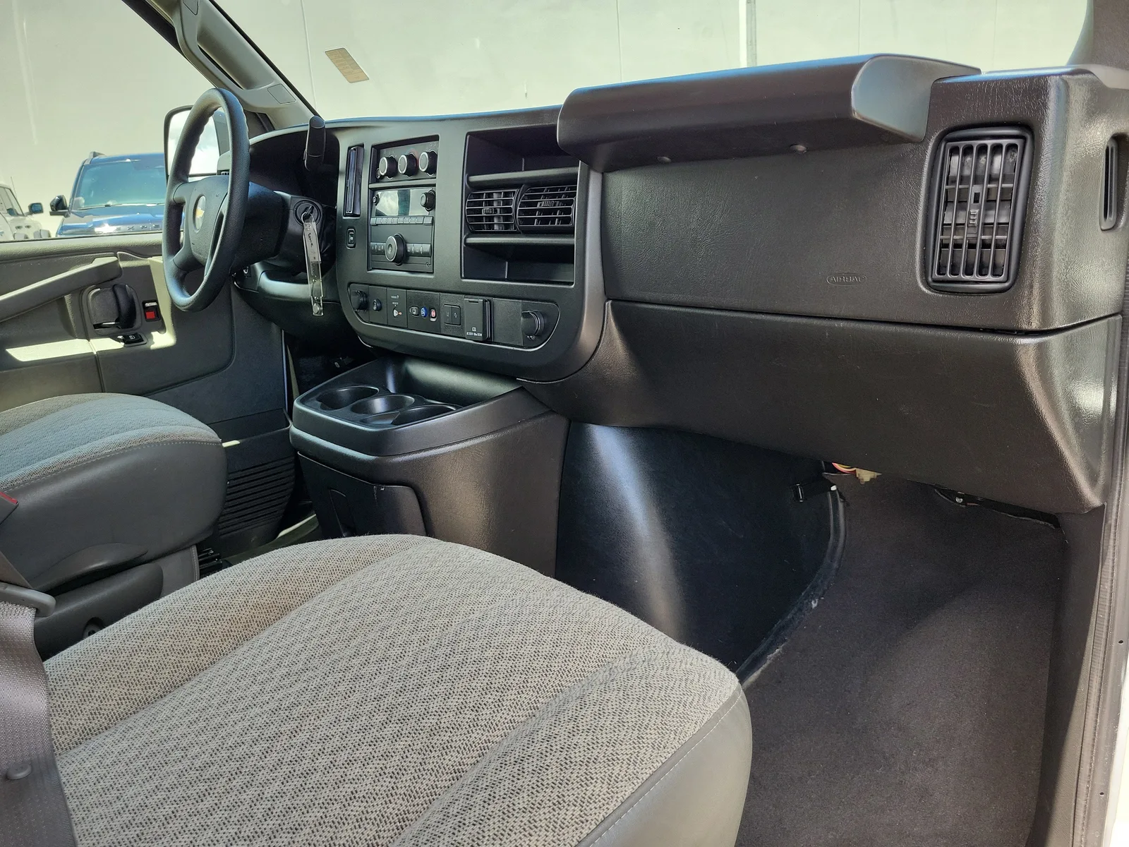 2023 Chevrolet Express Passenger LT photo 21