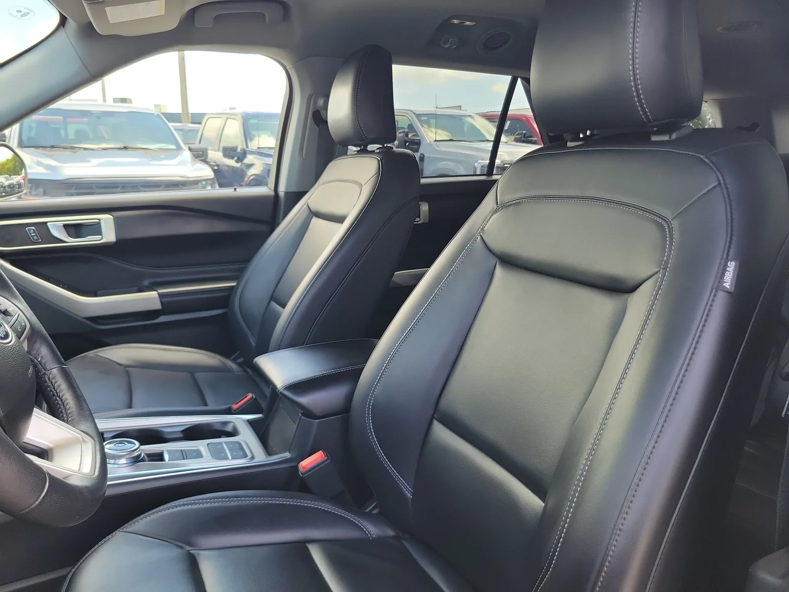 2023 Ford Explorer XLT photo 12