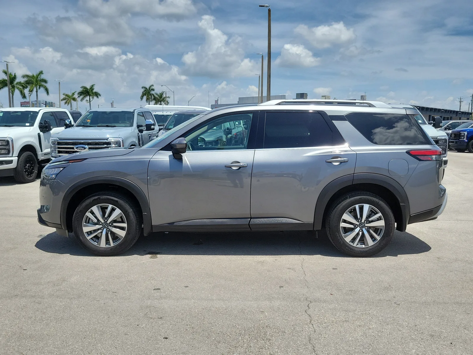 2025 Nissan Pathfinder SL photo 8