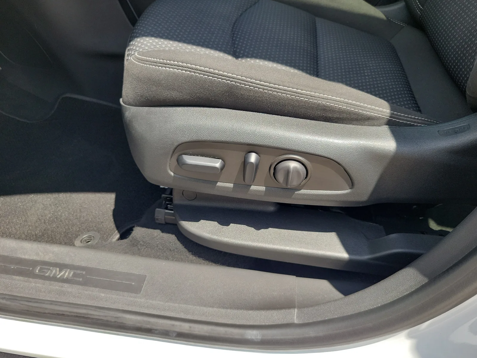 2023 GMC Terrain SLE photo 12
