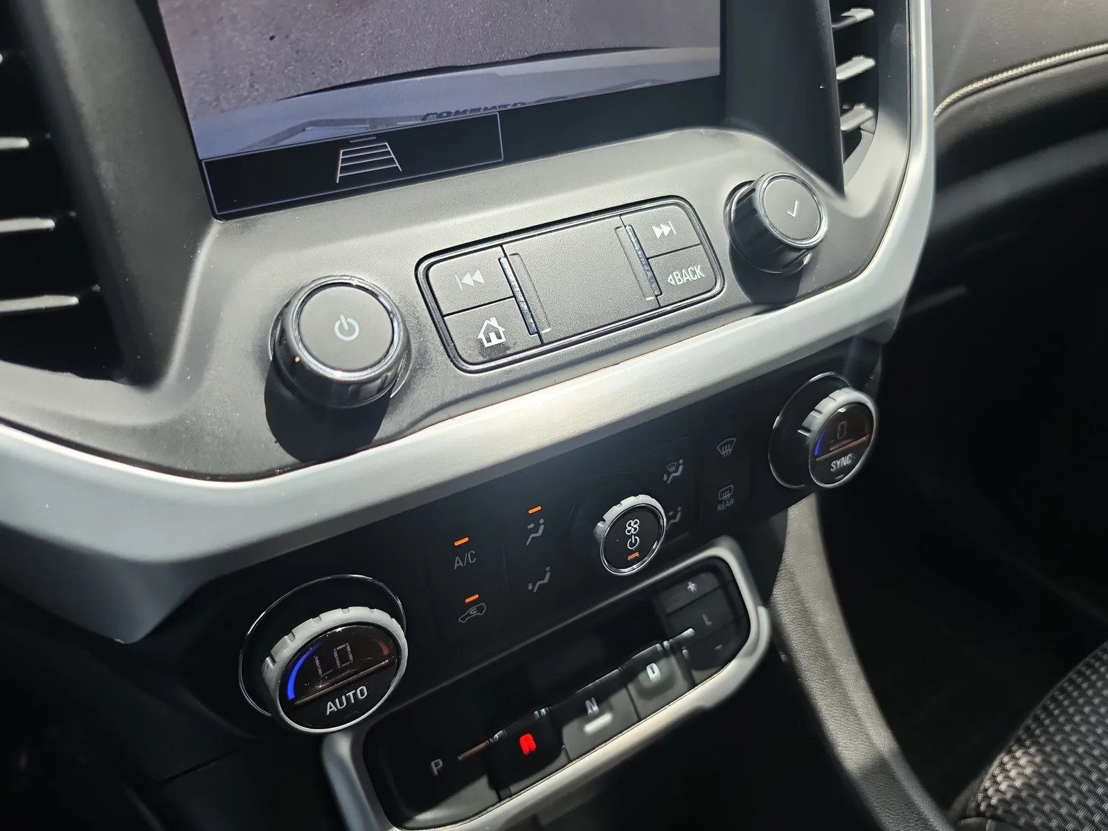 2022 GMC Acadia SLE photo 18