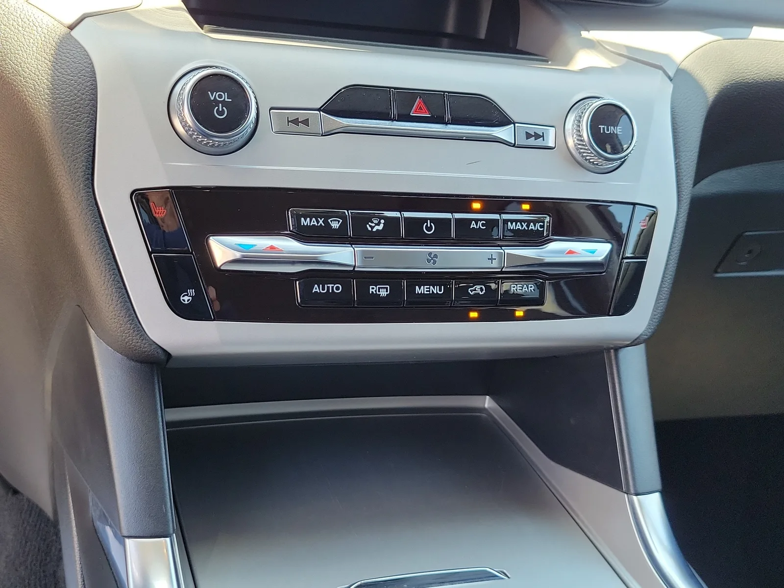 2023 Ford Explorer XLT photo 26
