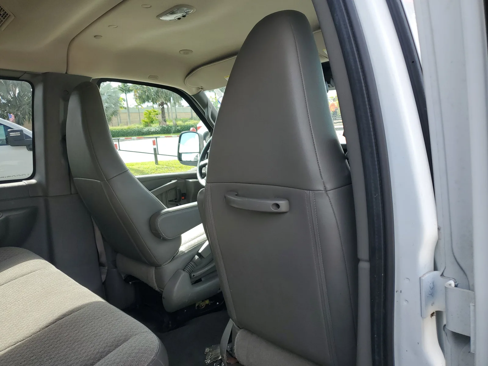 2020 Chevrolet Express Passenger 3500 1LT photo 13