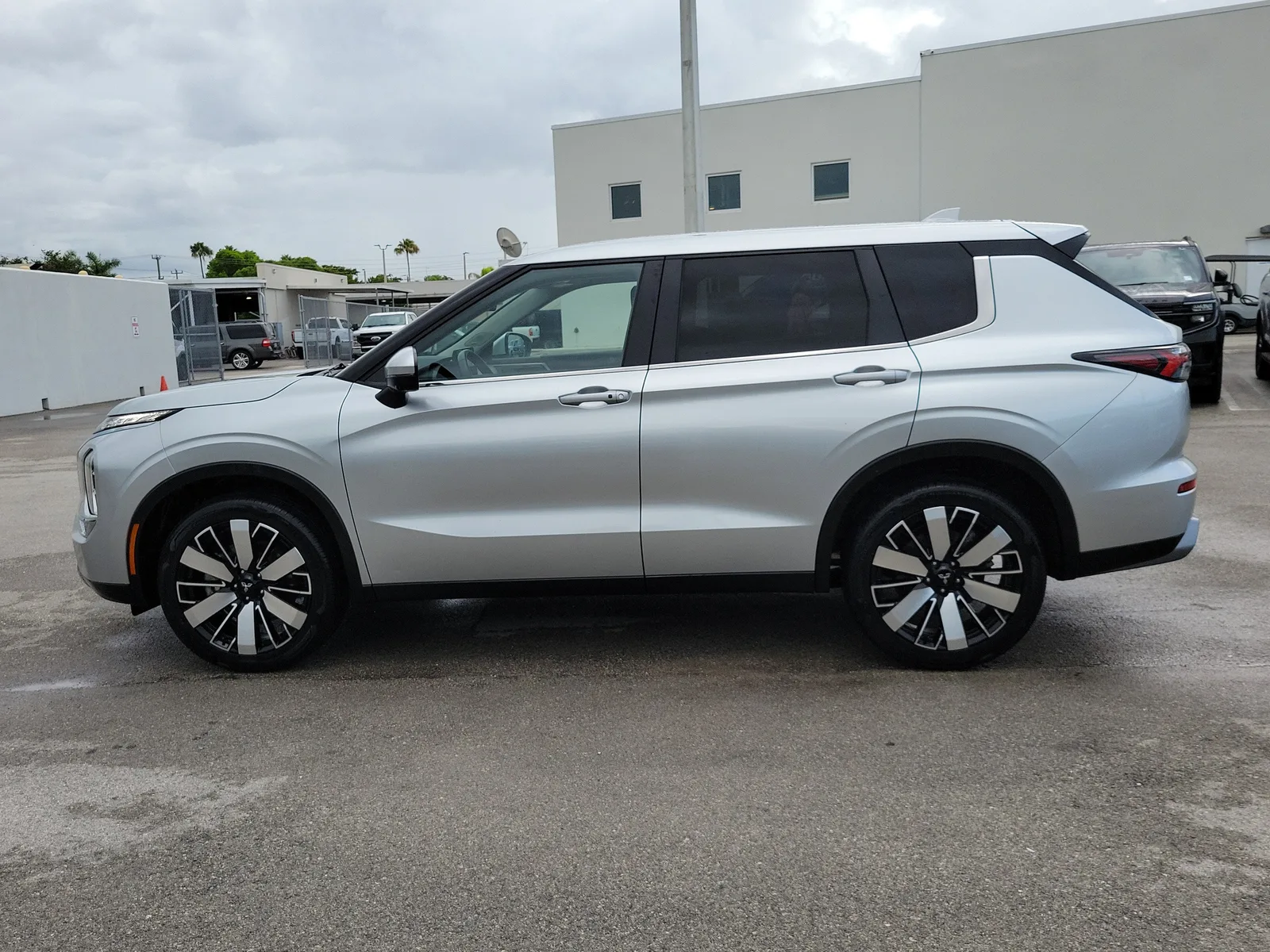 2025 Mitsubishi Outlander SE photo 8