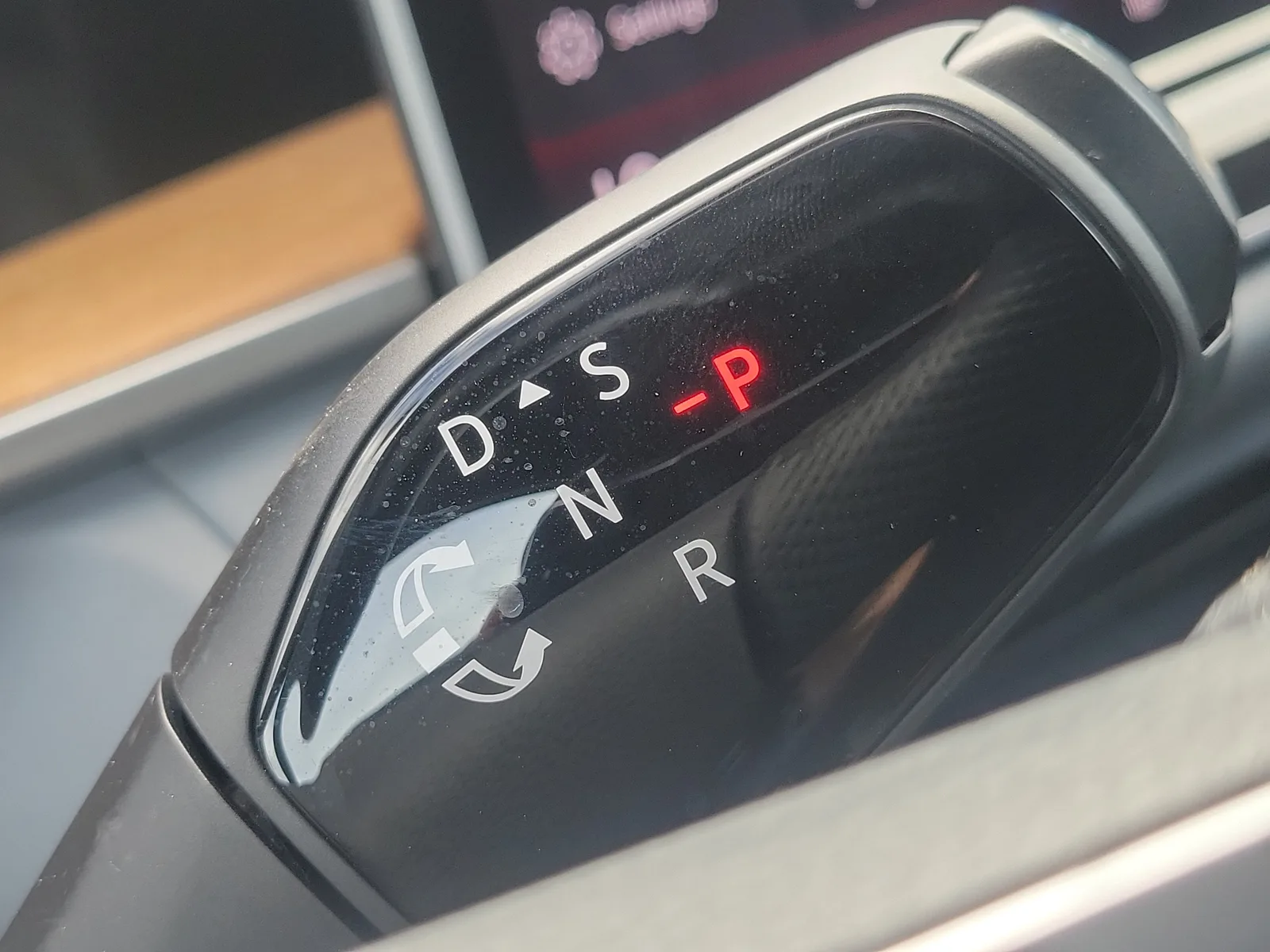 2025 Volkswagen Tiguan SEL R-Line photo 26