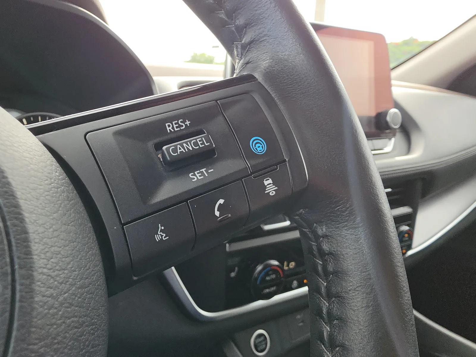 2023 Nissan Rogue SV photo 18