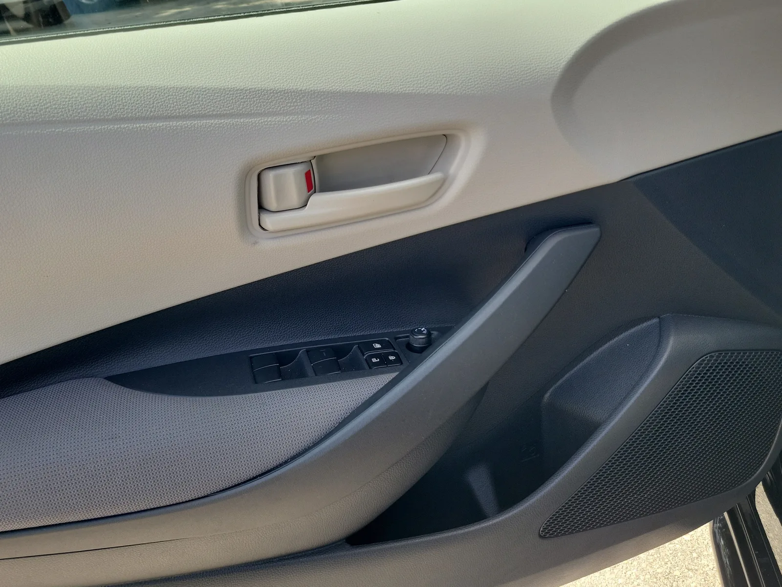 2025 Toyota Corolla LE photo 24