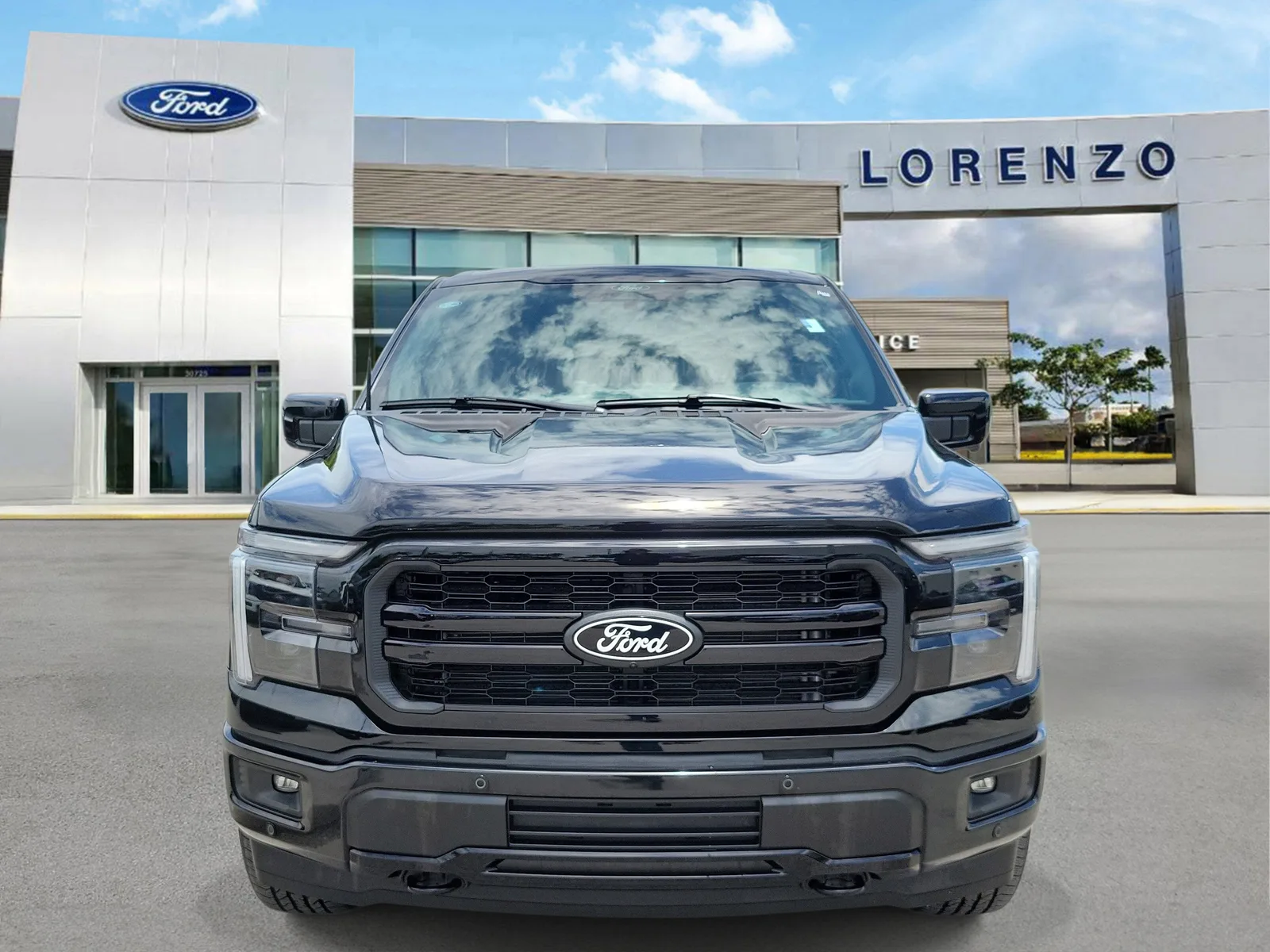 2025 Ford F-150 LARIAT 4WD photo 2