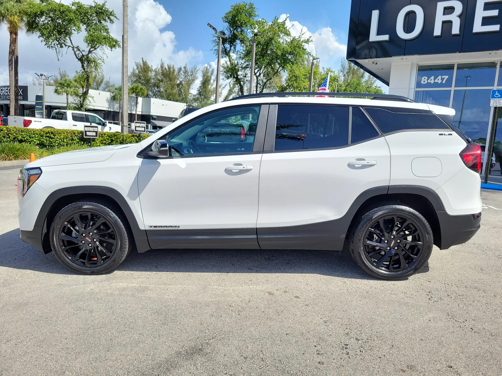 2023 GMC Terrain SLE photo 8
