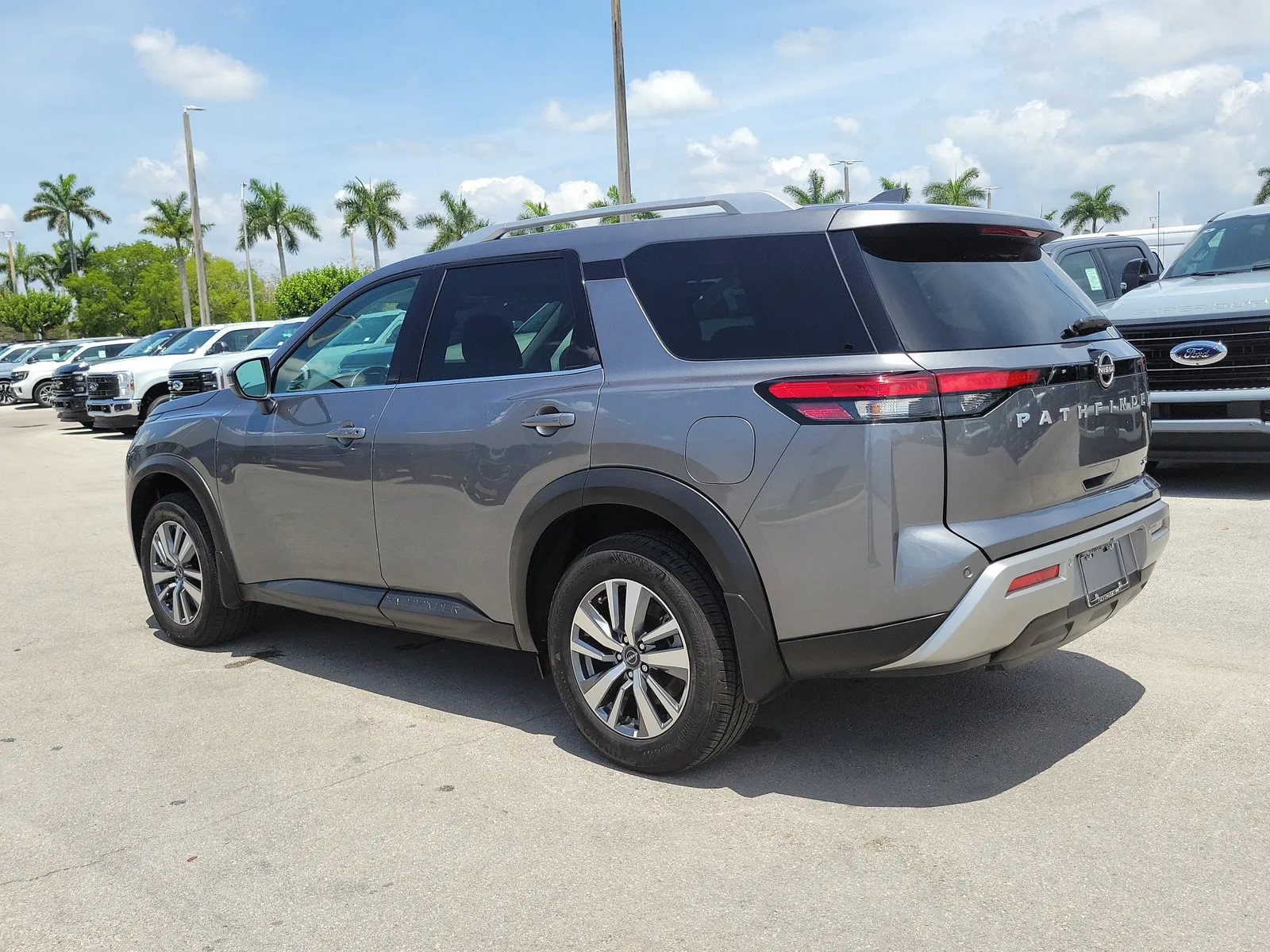 2025 Nissan Pathfinder SL photo 7