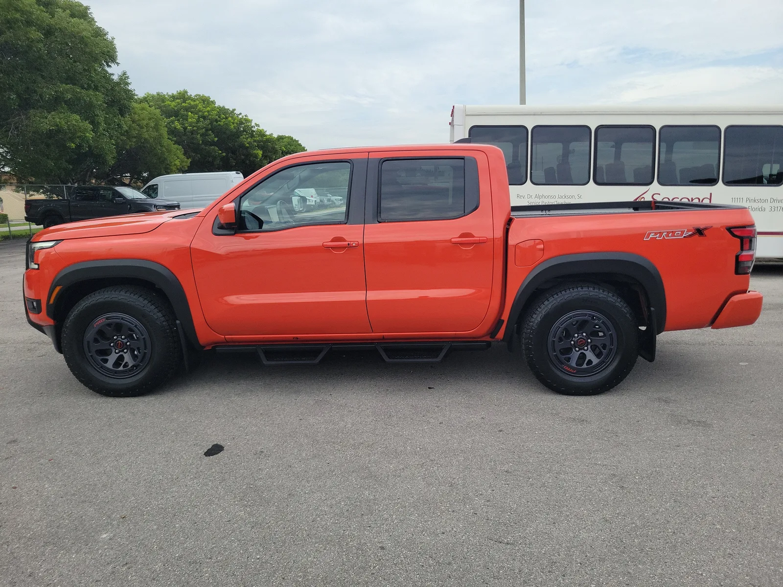 2025 Nissan Frontier Crew Cab PRO-X® photo 8