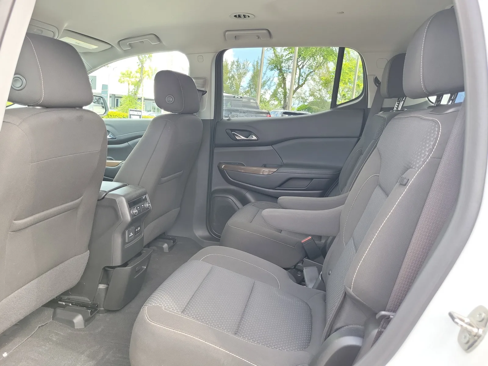 2023 GMC Acadia SLE photo 13