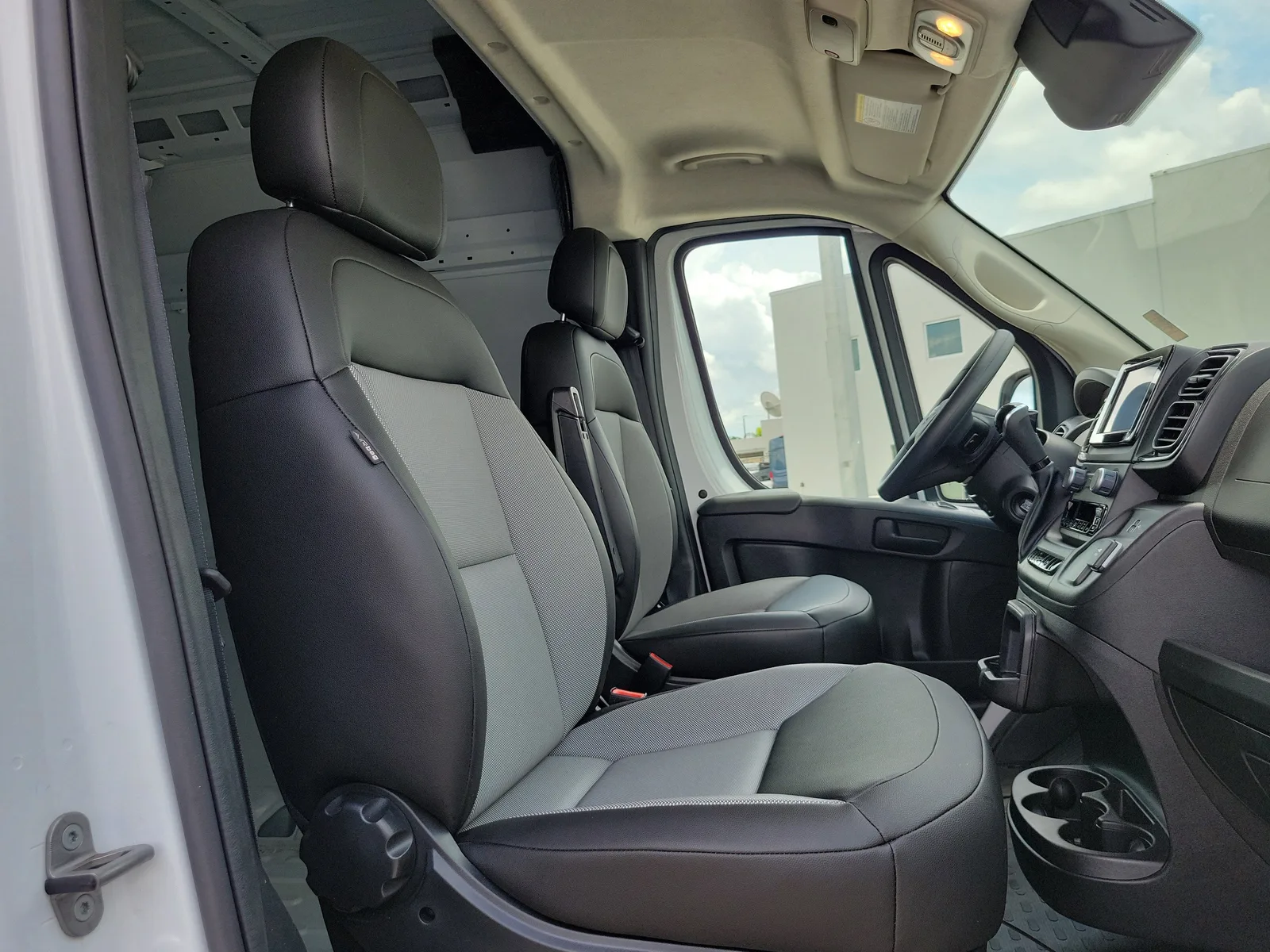 2026 RAM ProMaster Cargo Van Tradesman photo 17