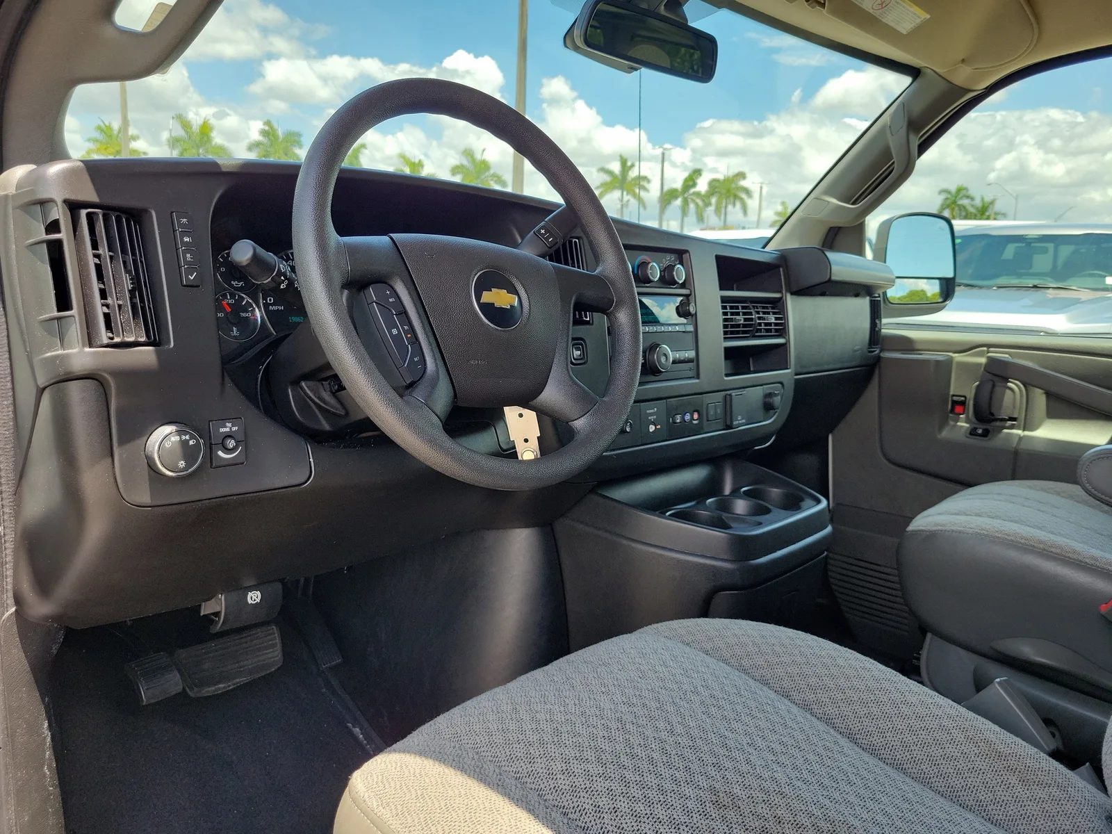 2025 Chevrolet Express Passenger LT photo 13