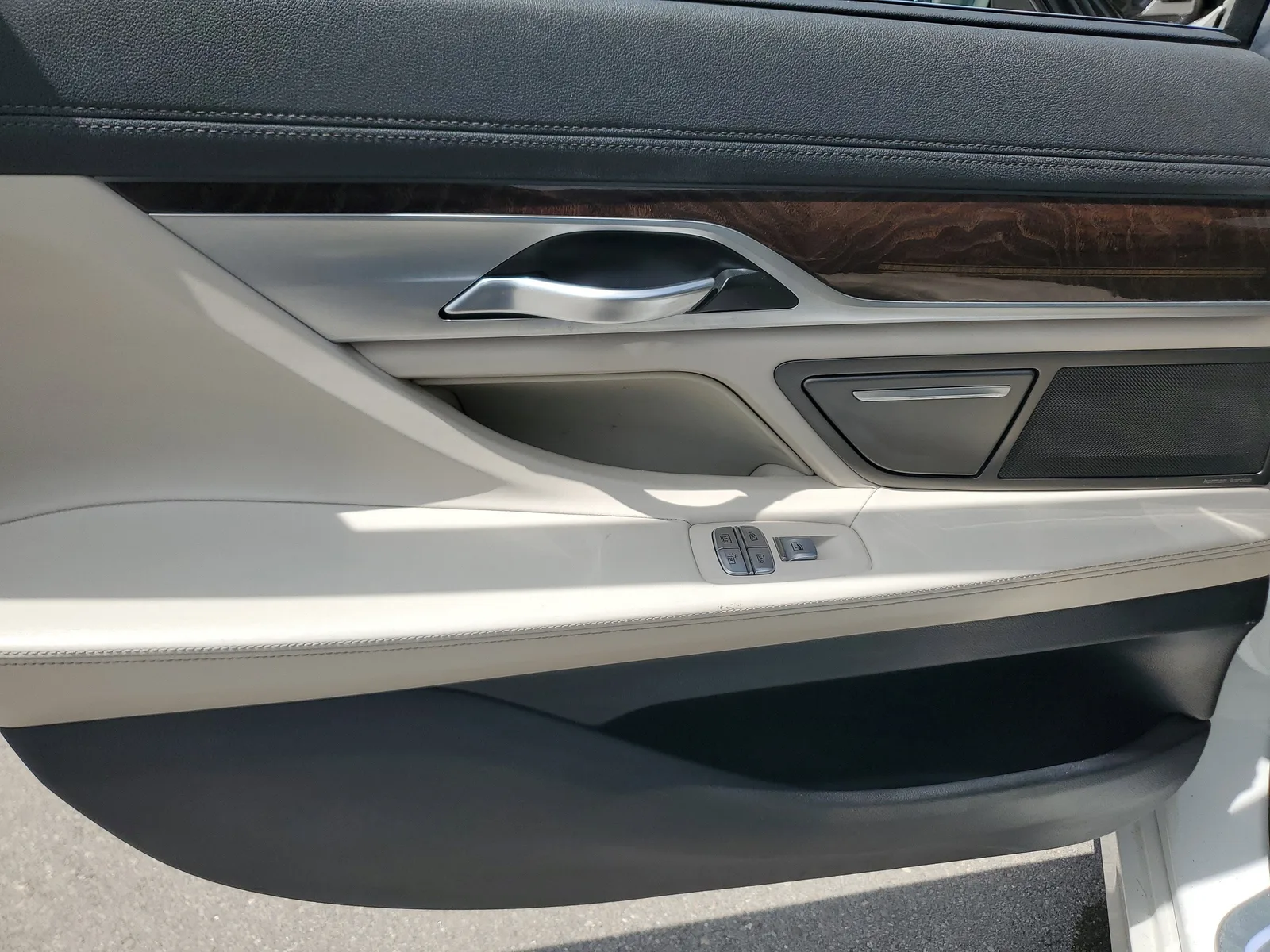 2022 BMW 7 Series 740i photo 27