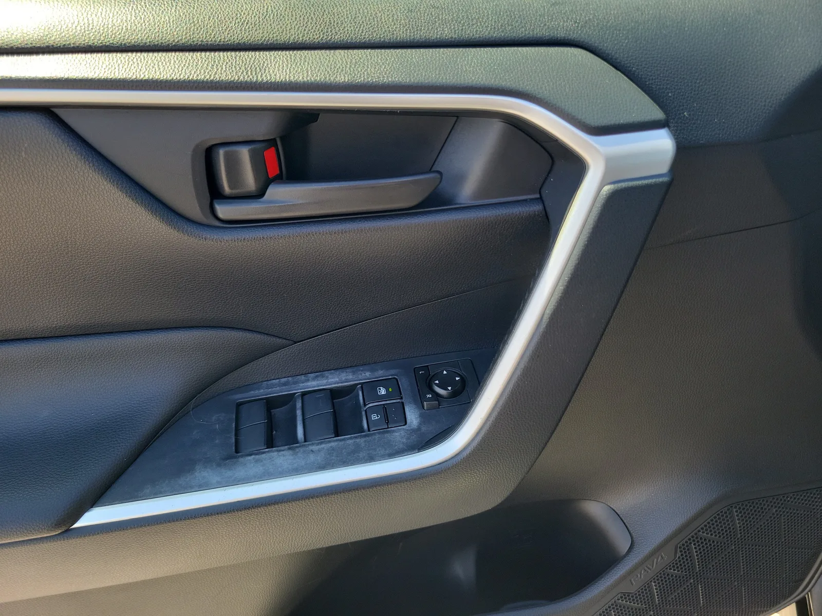 2019 Toyota RAV4 LE photo 25