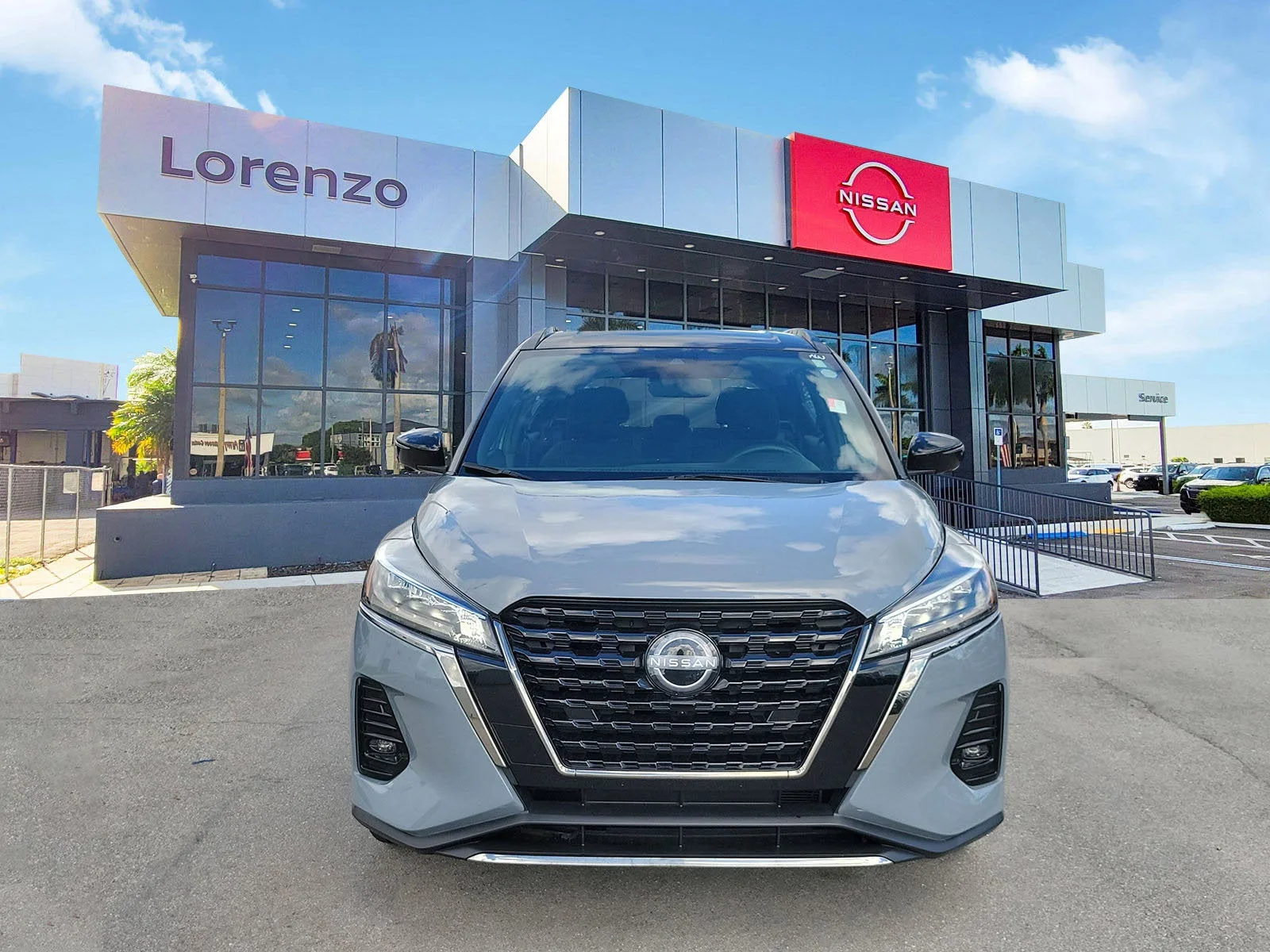 2023 Nissan Kicks SR photo 2