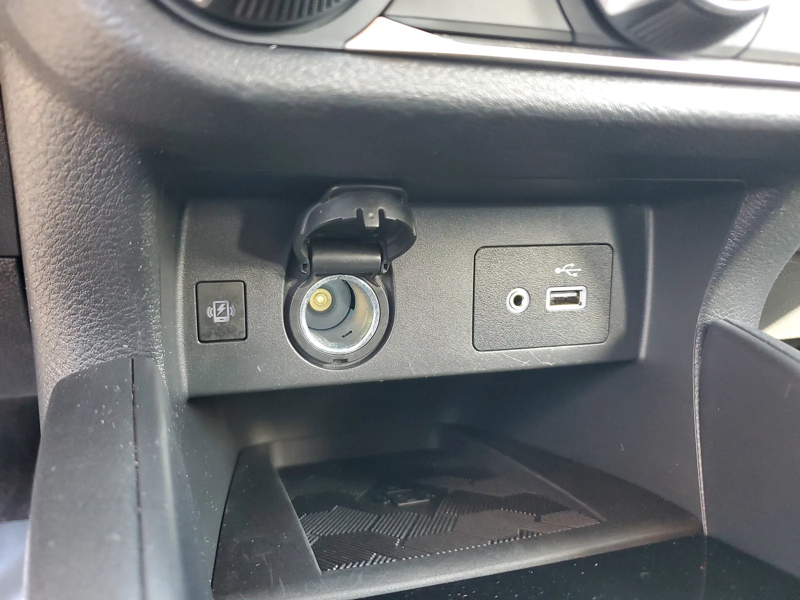 2025 Nissan Versa SV photo 24