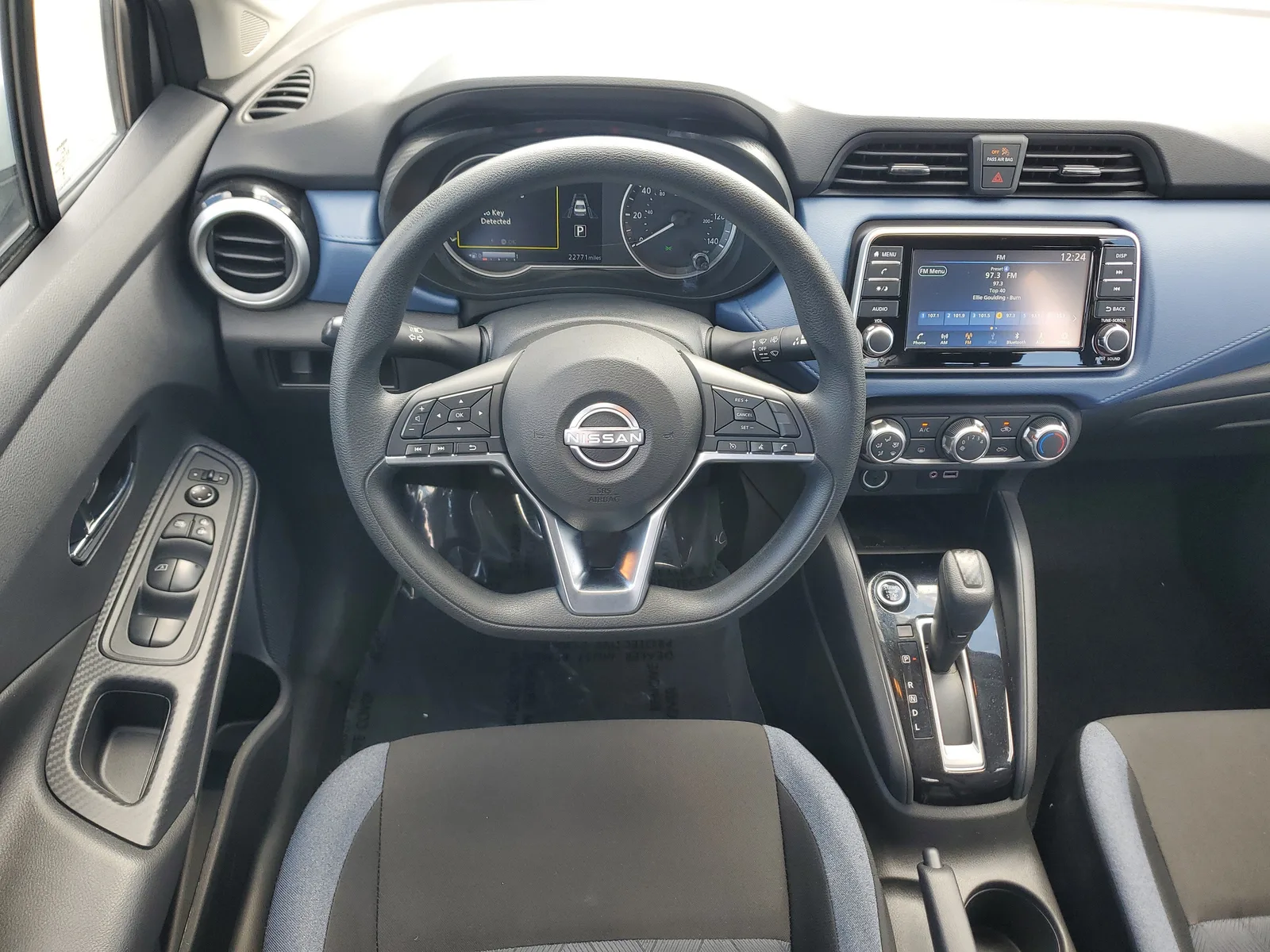 2025 Nissan Versa SV photo 17