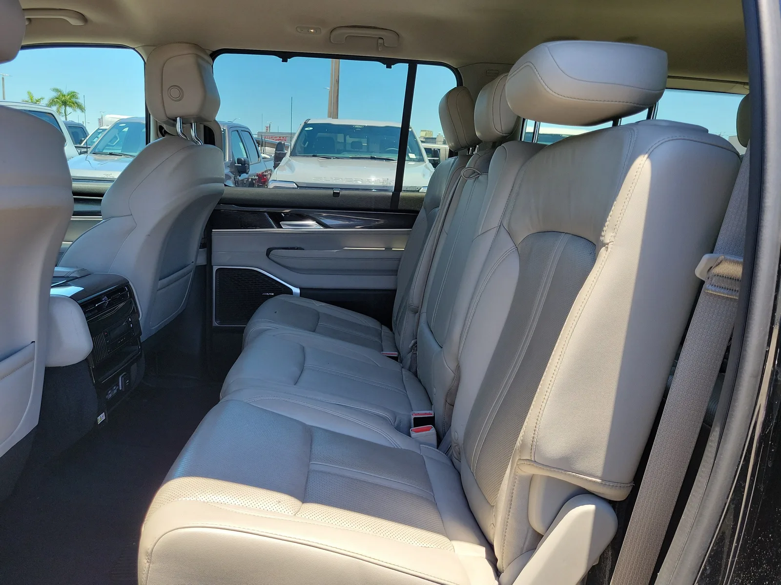 2023 Jeep Wagoneer Base photo 13