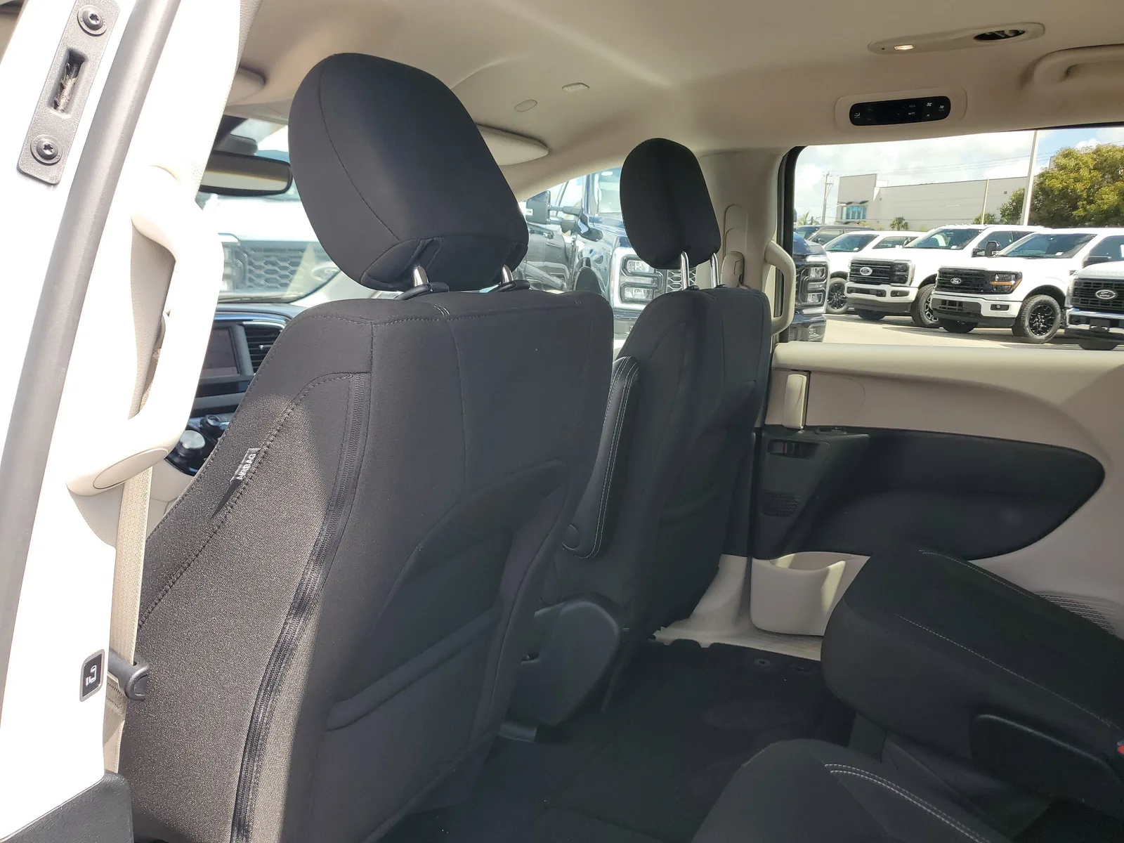 2023 Chrysler Voyager LX photo 14