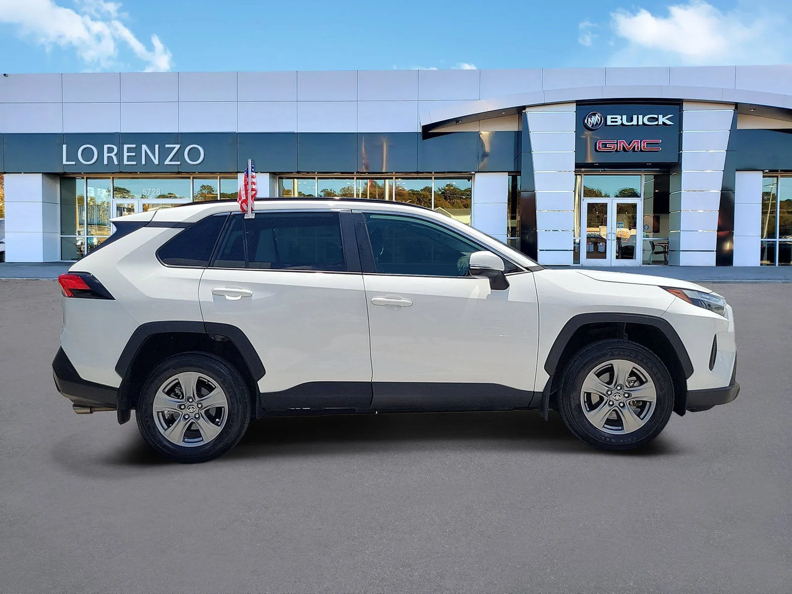 2024 Toyota RAV4 XLE photo 4