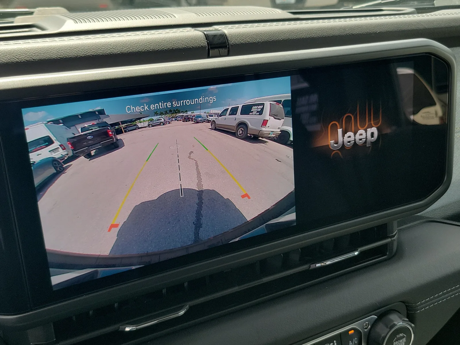 2025 Jeep Wrangler Sahara 4WD photo 10