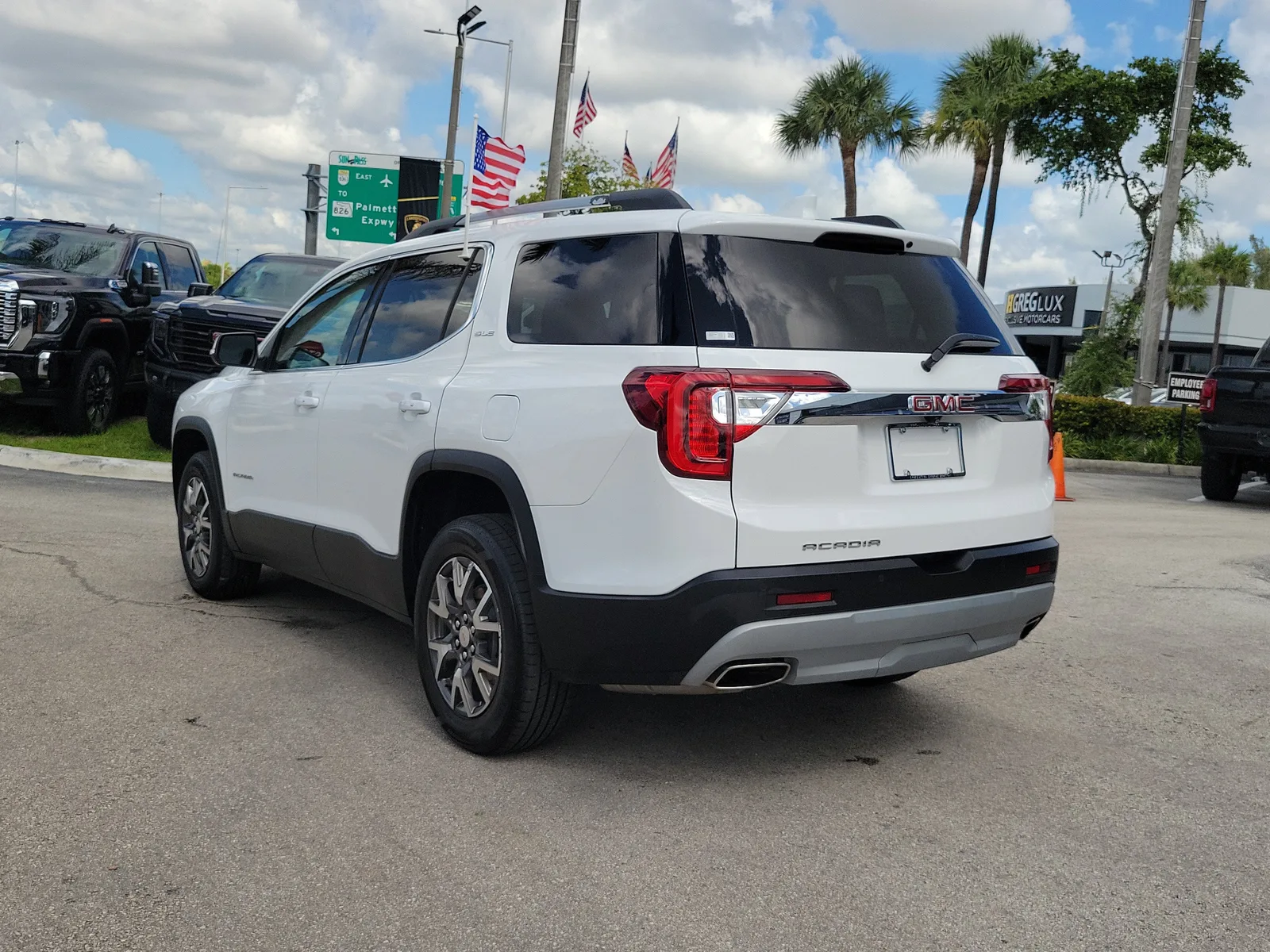 2023 GMC Acadia SLE photo 7