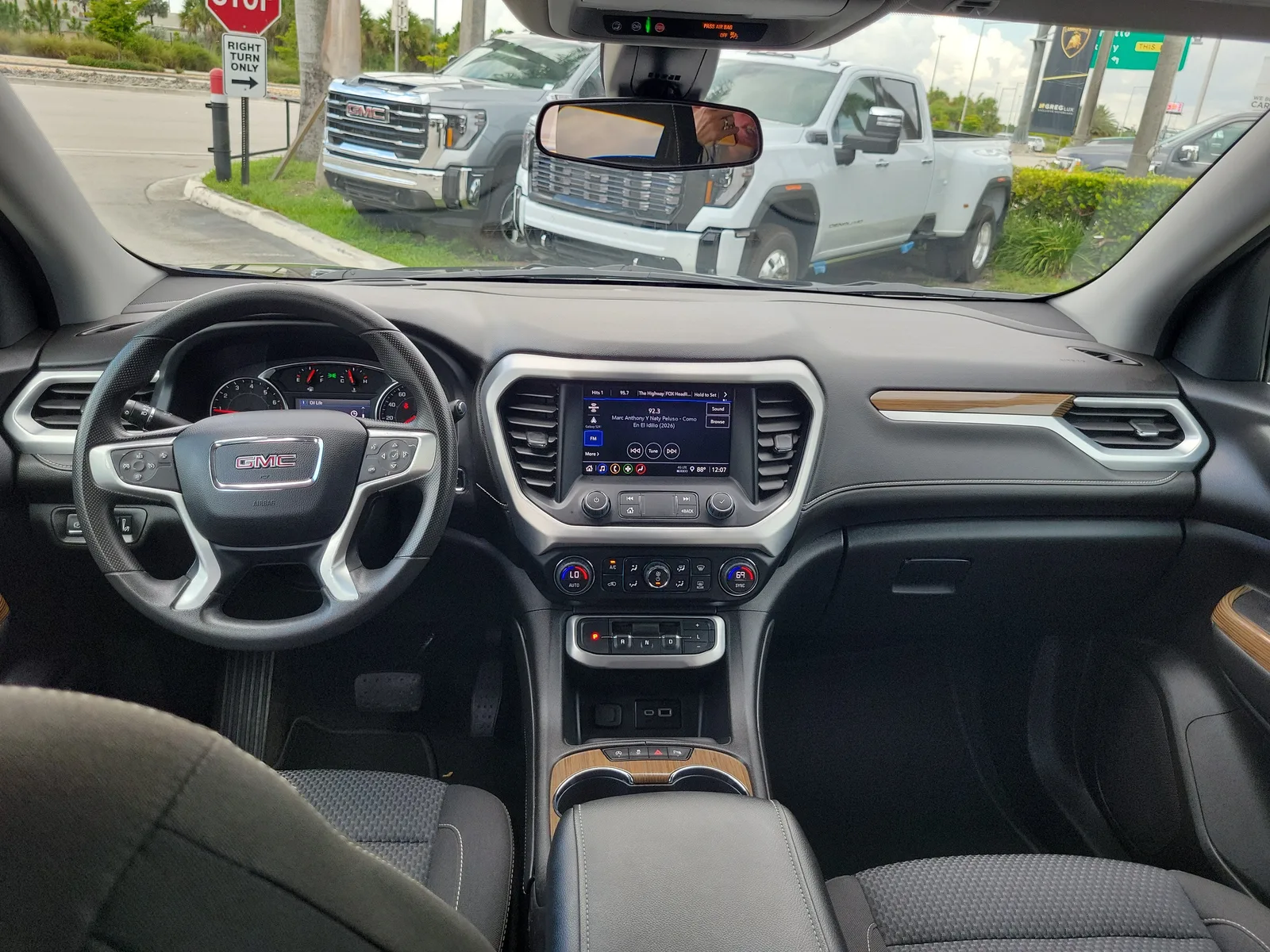 2023 GMC Acadia SLE photo 17