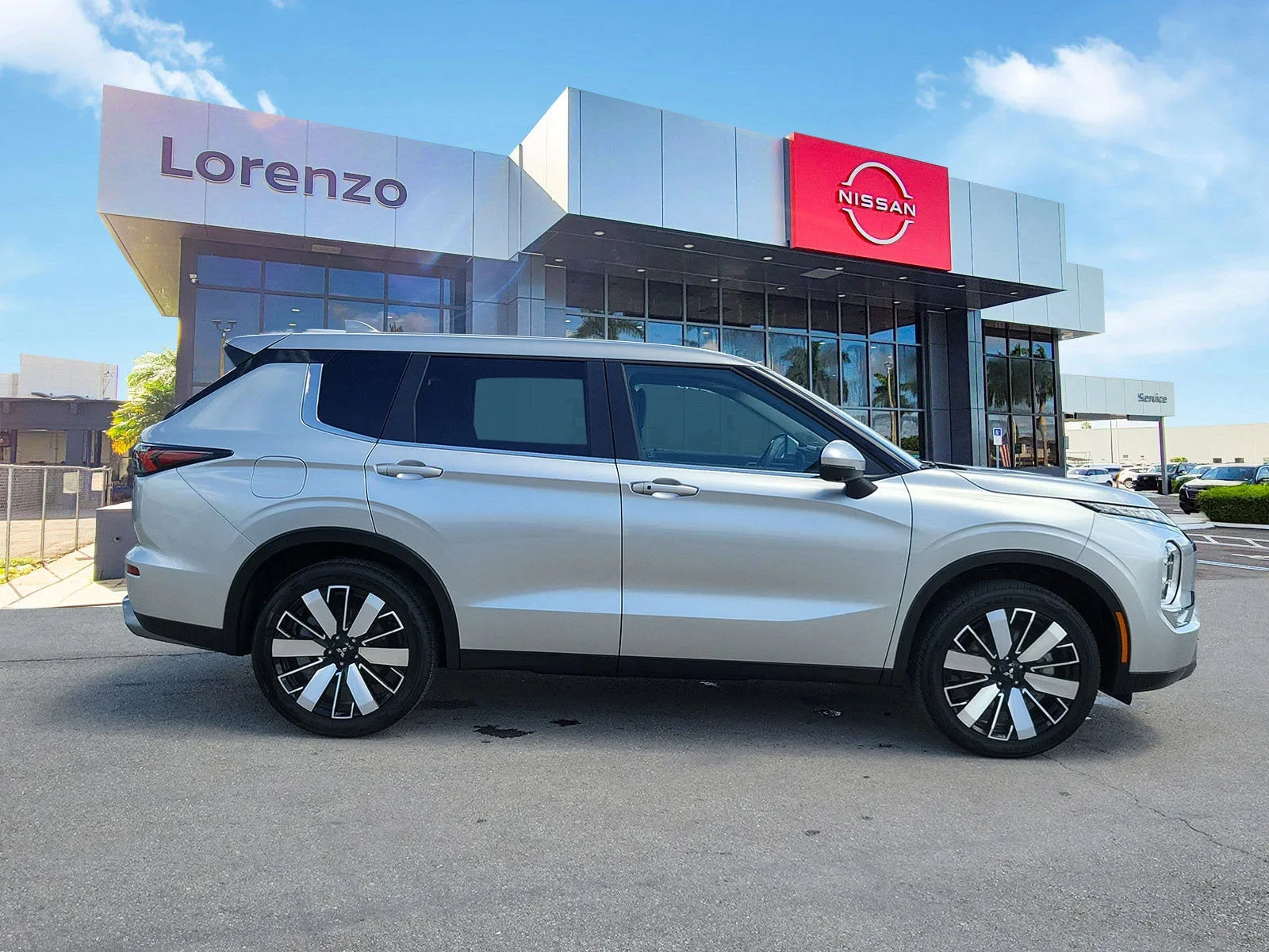 2025 Mitsubishi Outlander SE photo 4