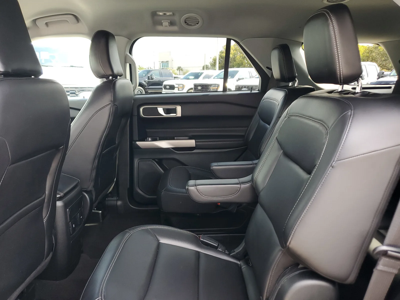 2023 Ford Explorer XLT photo 12