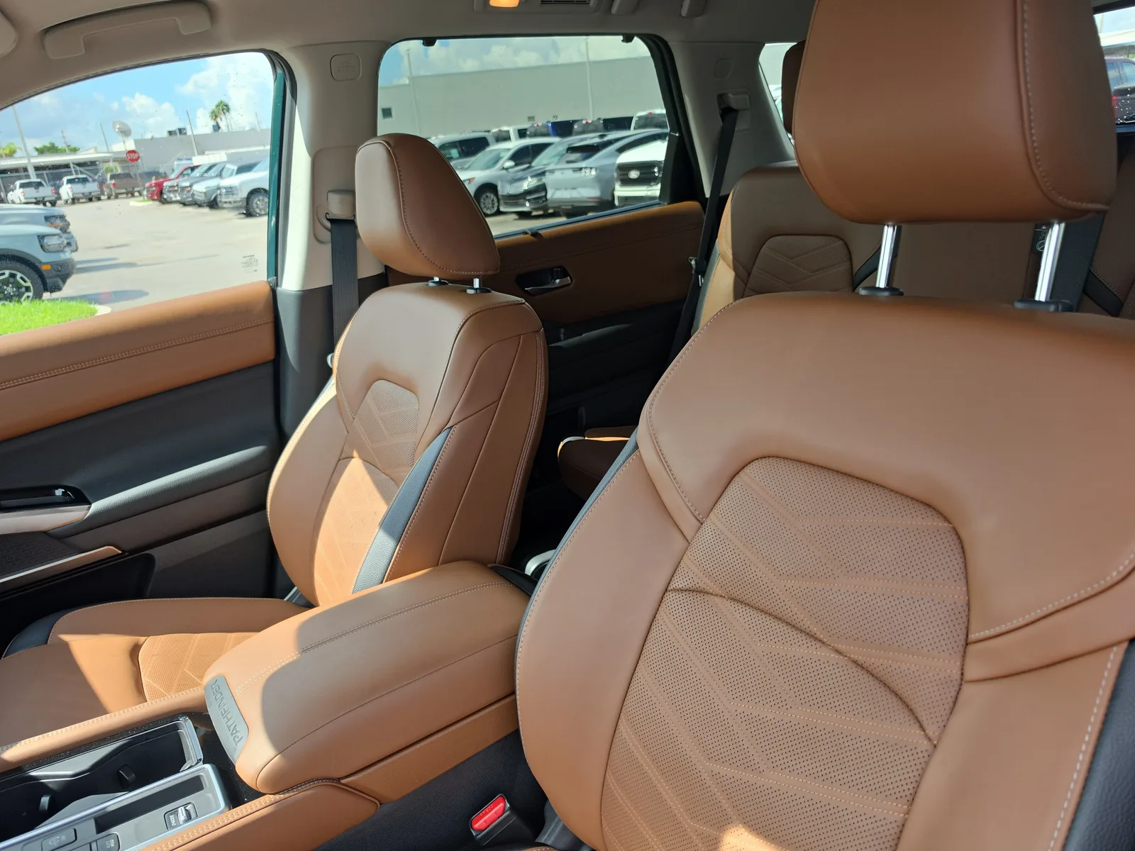 2025 Nissan Pathfinder Platinum photo 10