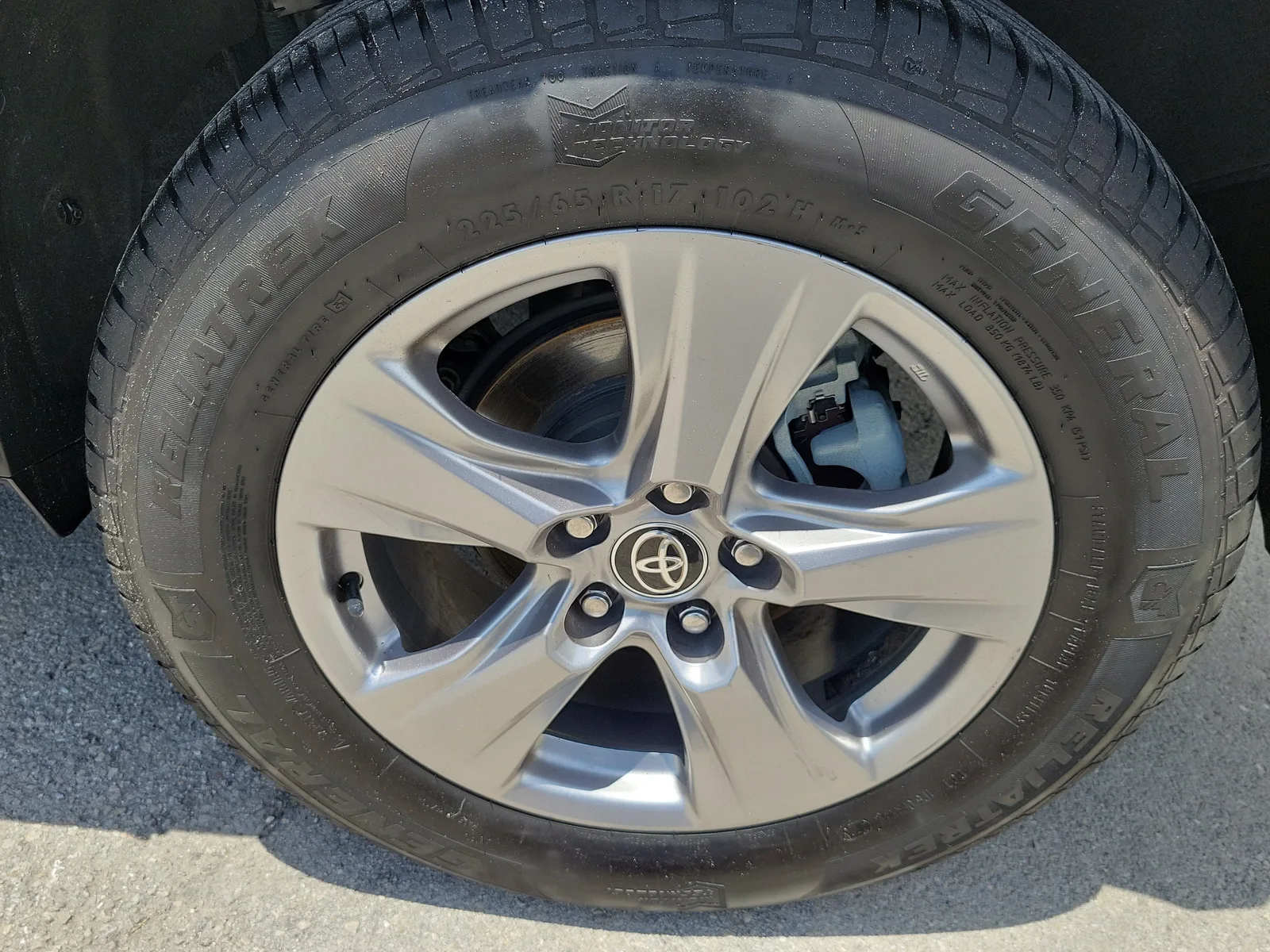 2022 Toyota RAV4 XLE photo 7