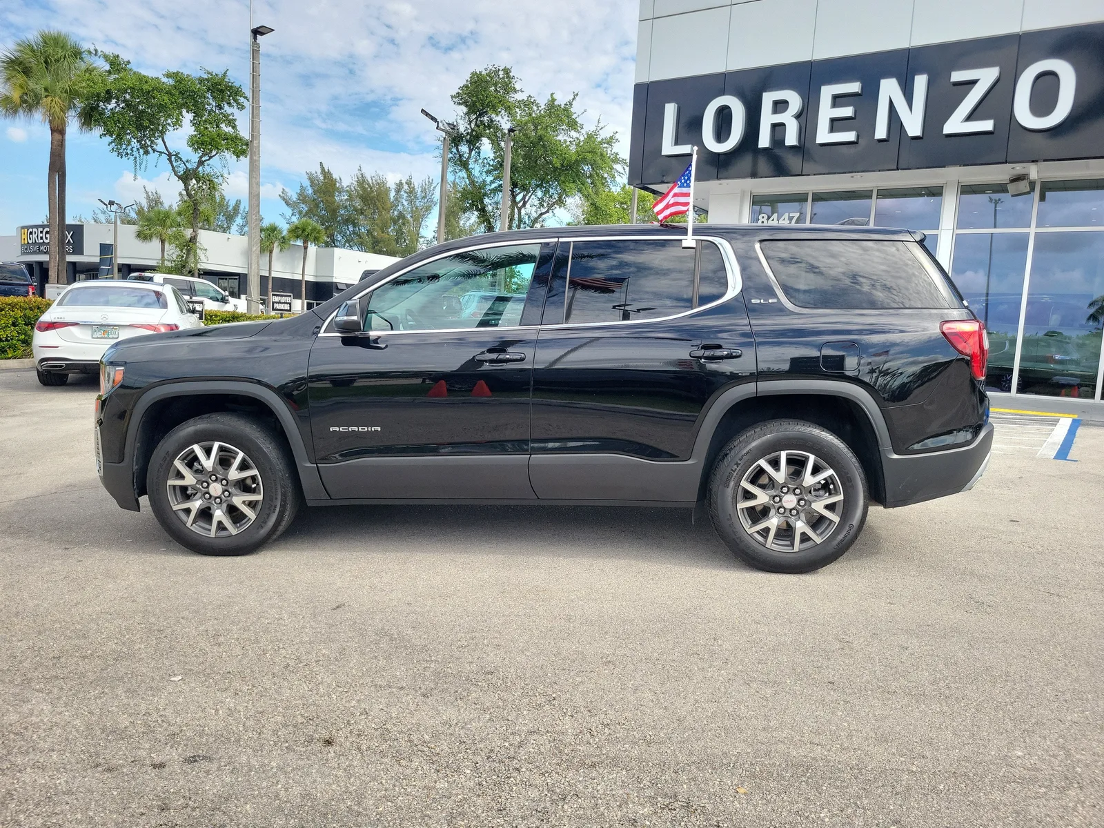 2023 GMC Acadia SLE photo 8
