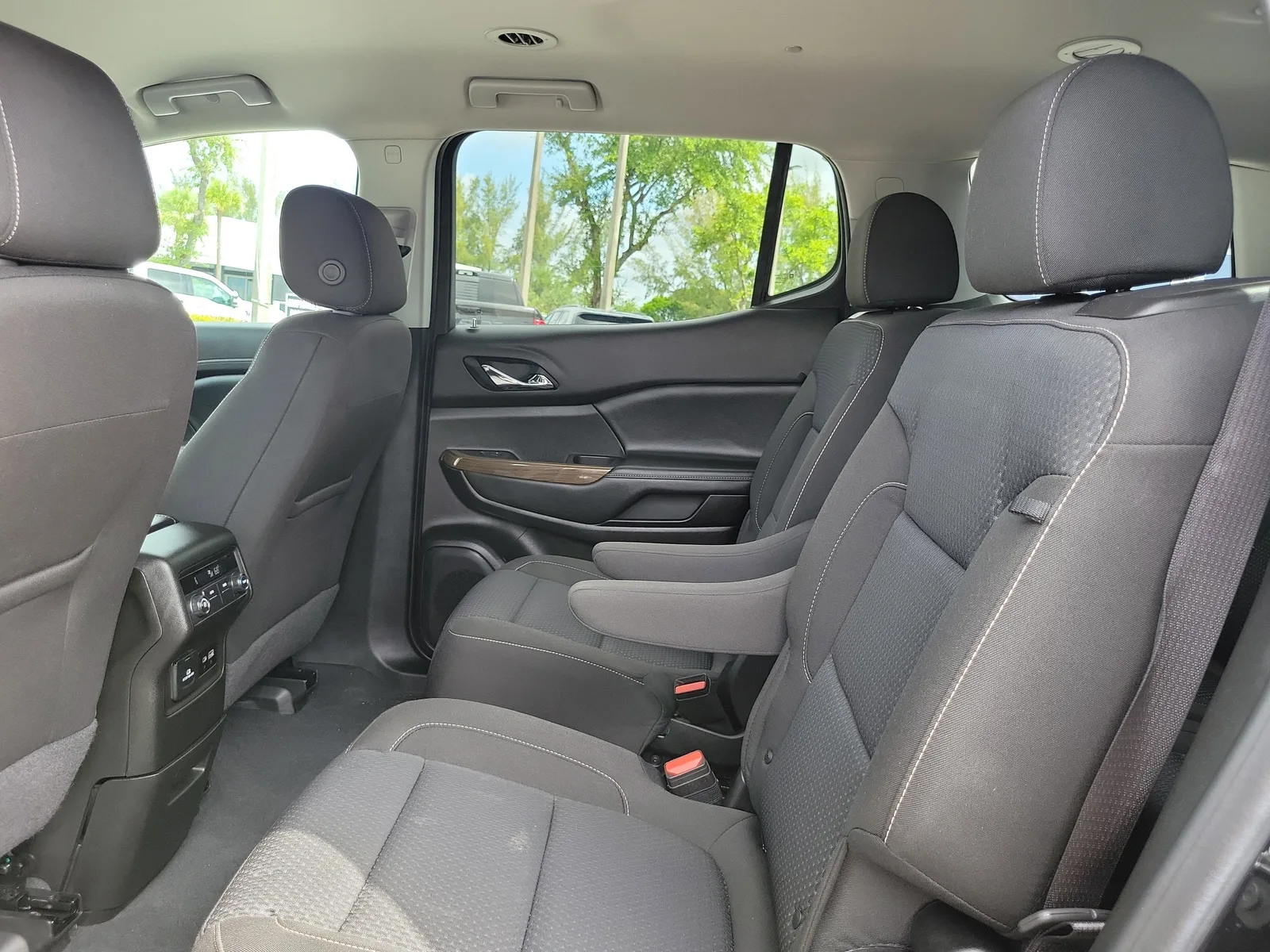 2023 GMC Acadia SLE photo 12