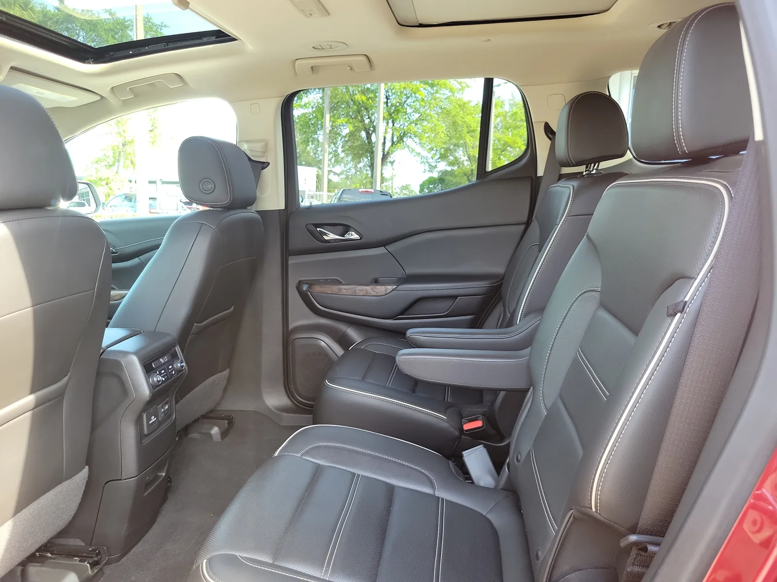 2020 GMC Acadia Denali photo 14