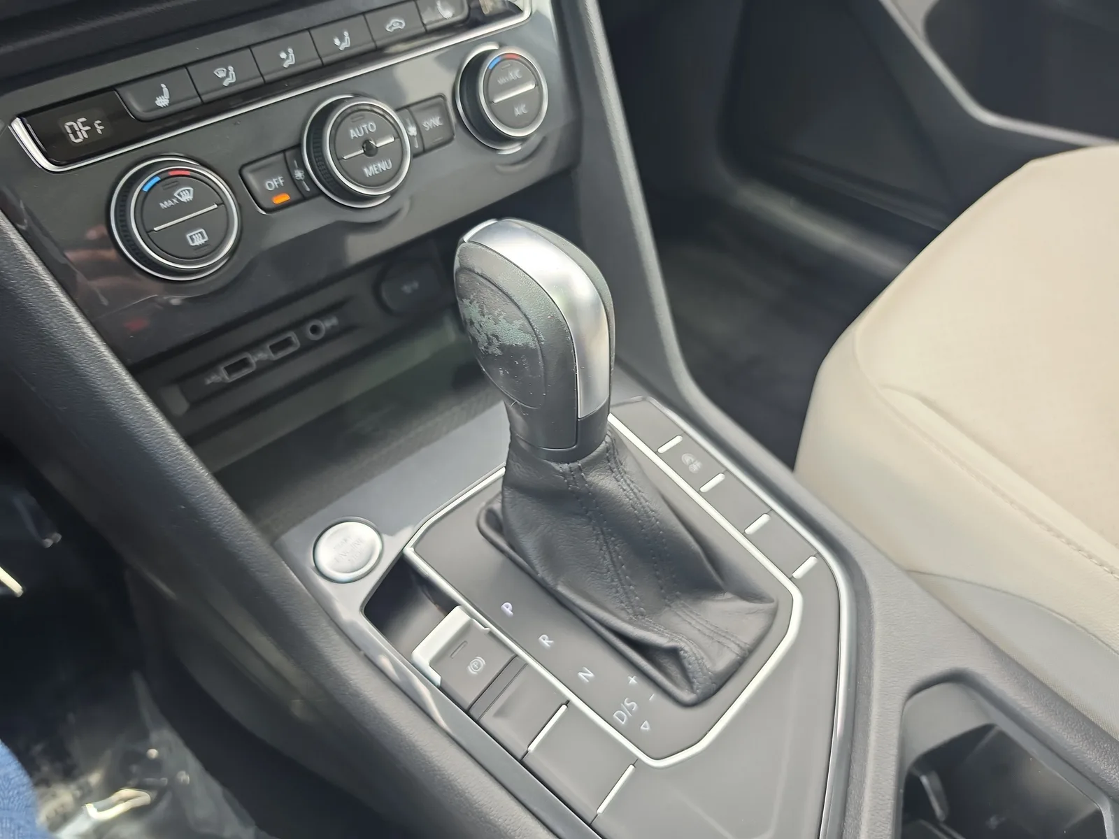 2020 Volkswagen Tiguan SE photo 21