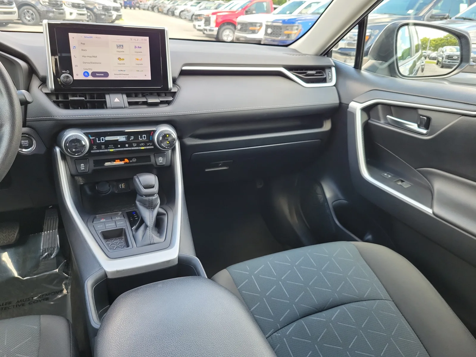 2023 Toyota RAV4 XLE photo 17
