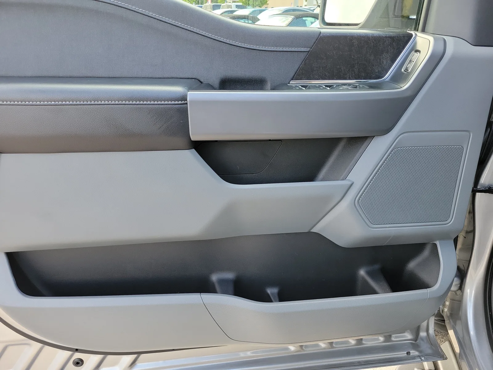 2025 Ford F-150 Lightning XLT photo 22